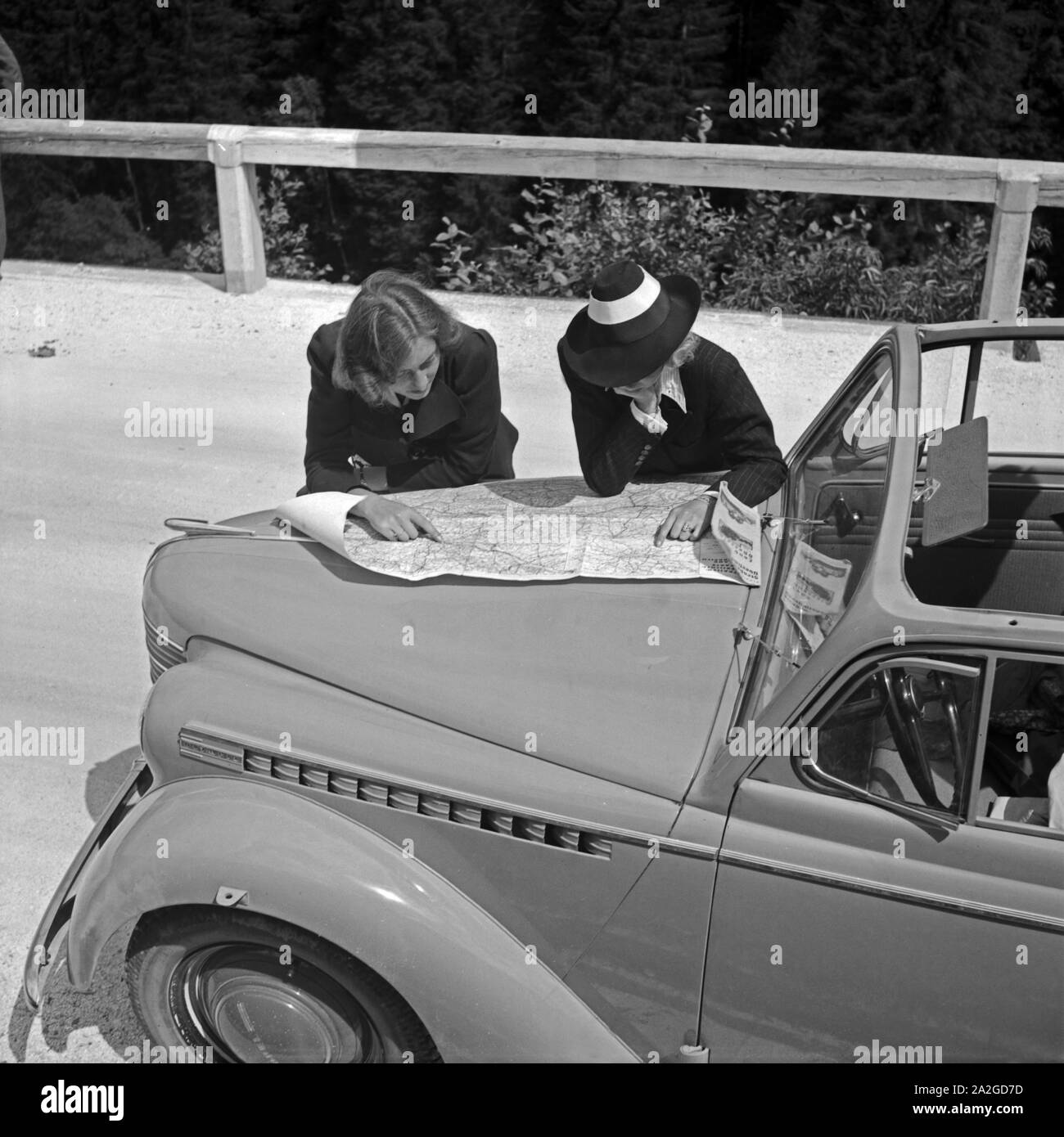 Mit dem Auto unterwegs durch Österreich: zwei Frauen studieren sterben Karte, 1930er Jahre. Reisen mit dem Auto durch Österreich: Zwei Frauen das Studium der road map, 1930er Jahre. Stockfoto