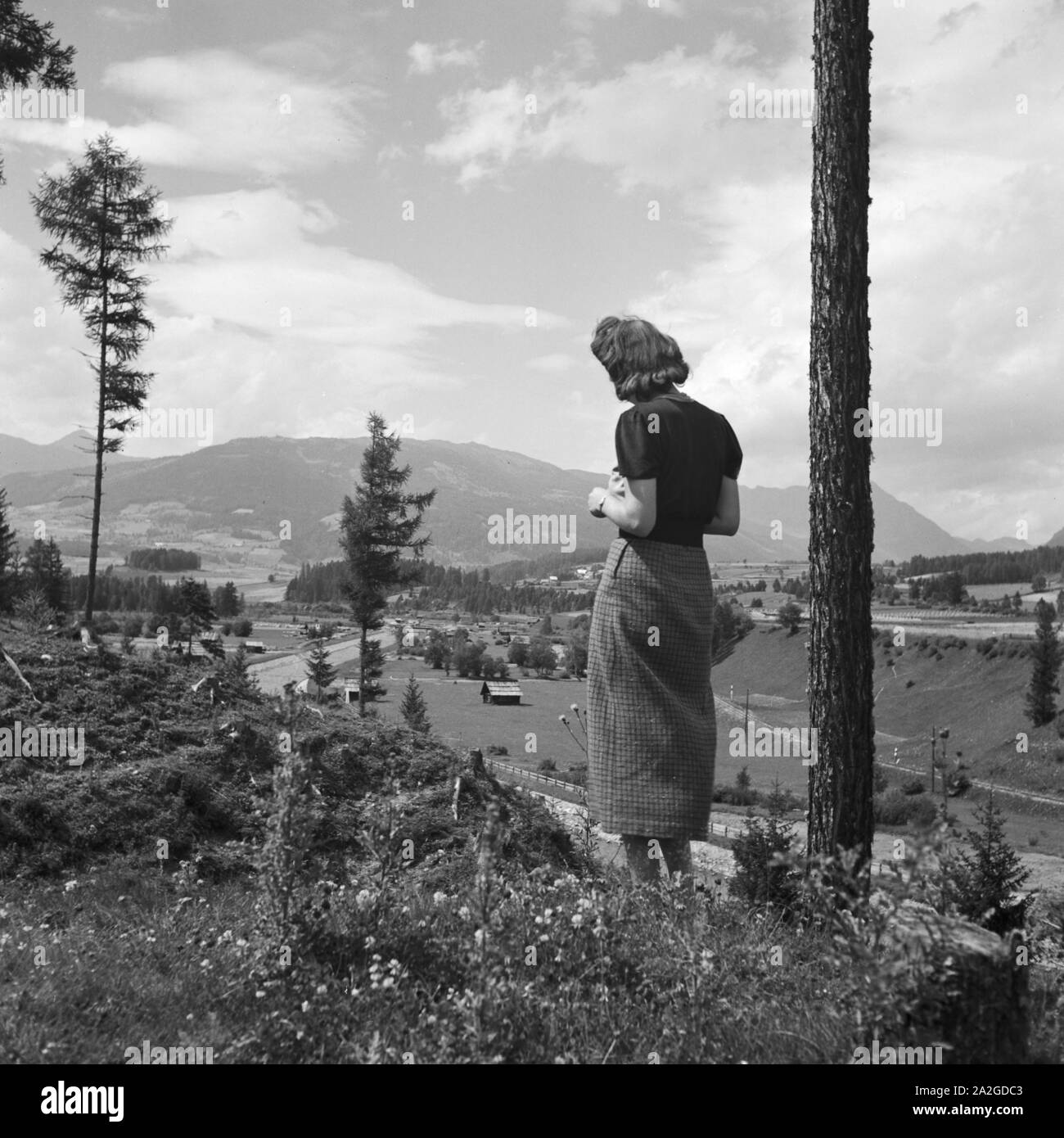 Eine Junge Frau Steht ein Einem Baum Und Genießt Den Ausblick, 1930er Jahre Österreich. Eine junge Frau von einem Baum, genießen die Aussicht, Österreich der 1930er Jahre. Stockfoto