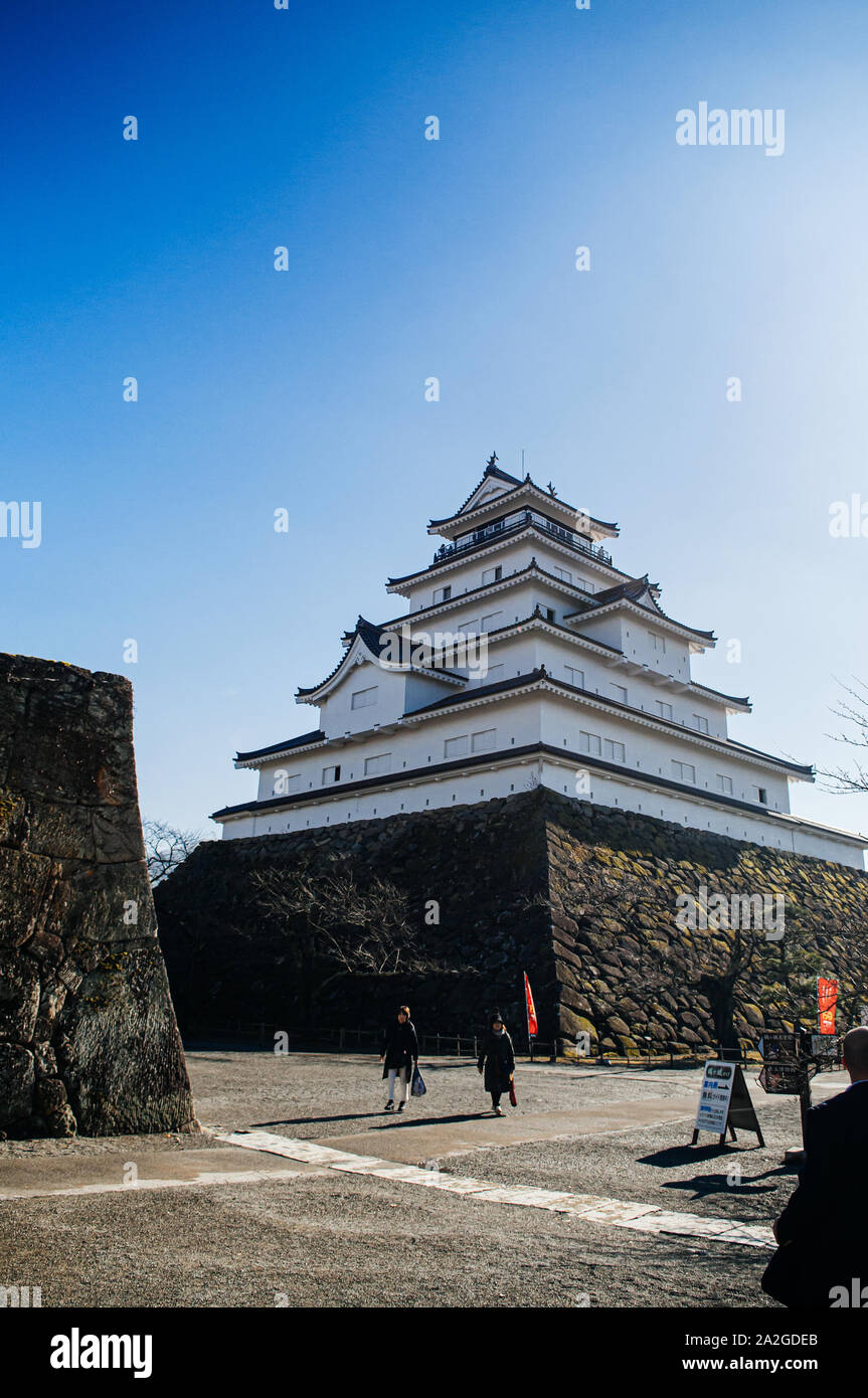 DEC 4, 2018 Aizu Wakamatsu, Japan - Aizu Wakamatsu Tsuruga Schloss und alte Steinmauer gegen warmes Sonnenlicht. Fukushima Samurai Herr fortess in Edo Stockfoto