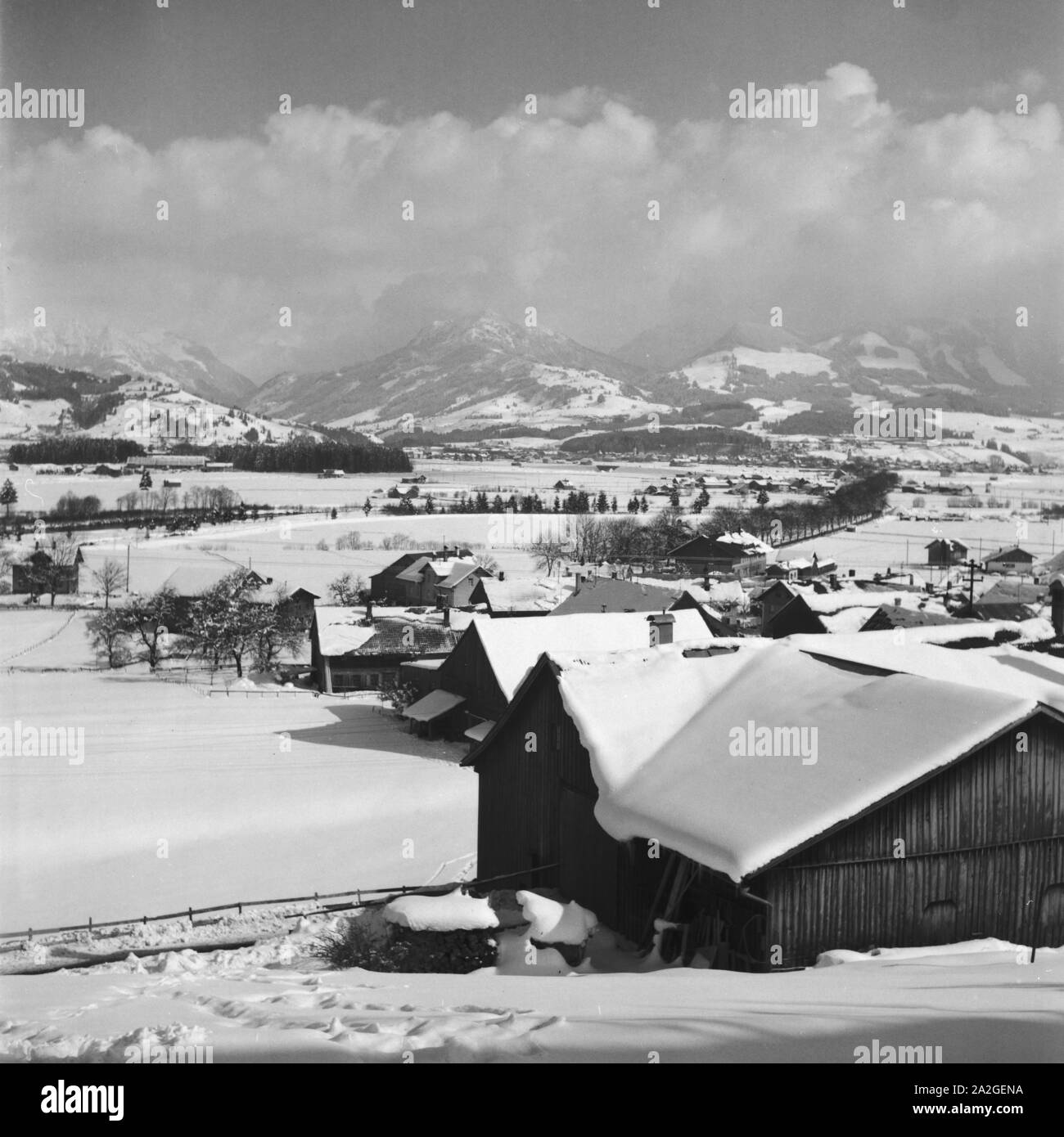 Skiausflug Nach Immenstadt Im Allgäu, Deutschland 1930er Jahre. Skiurlaub in Immenstadt im Allgäu Bereich, Deutschland der 1930er Jahre. Stockfoto