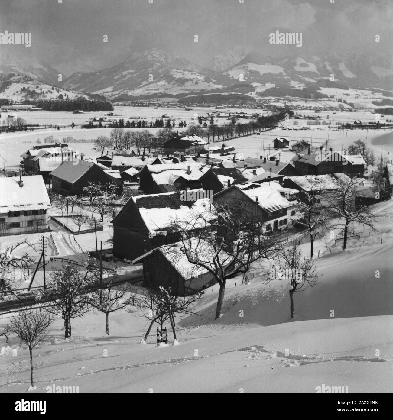 Skiausflug Nach Immenstadt Im Allgäu, Deutschland 1930er Jahre. Skiurlaub in Immenstadt im Allgäu Bereich, Deutschland der 1930er Jahre. Stockfoto