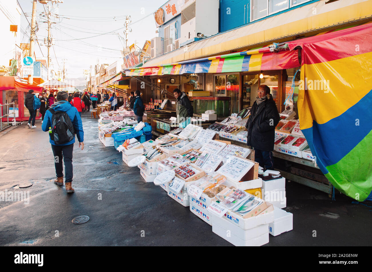 Dez 2, 2018 Hakodate, Japan - Japanisch Meeresfrüchte Geschäfte mit Verkäufern und Käufern auf Hakodate Asaichi Fischmarkt Hokkaido. Frische Meeresfrüchte und Straße Stockfoto