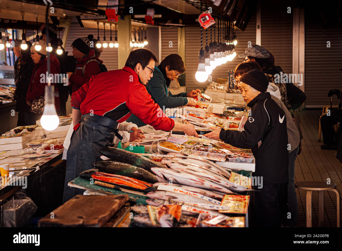 Dez 2, 2018 Hakodate, Japan - Japanisch Meeresfrüchte Geschäfte mit Verkäufern und Käufern auf Hakodate Asaichi Fischmarkt Hokkaido. Frische Meeresfrüchte und Straße Stockfoto
