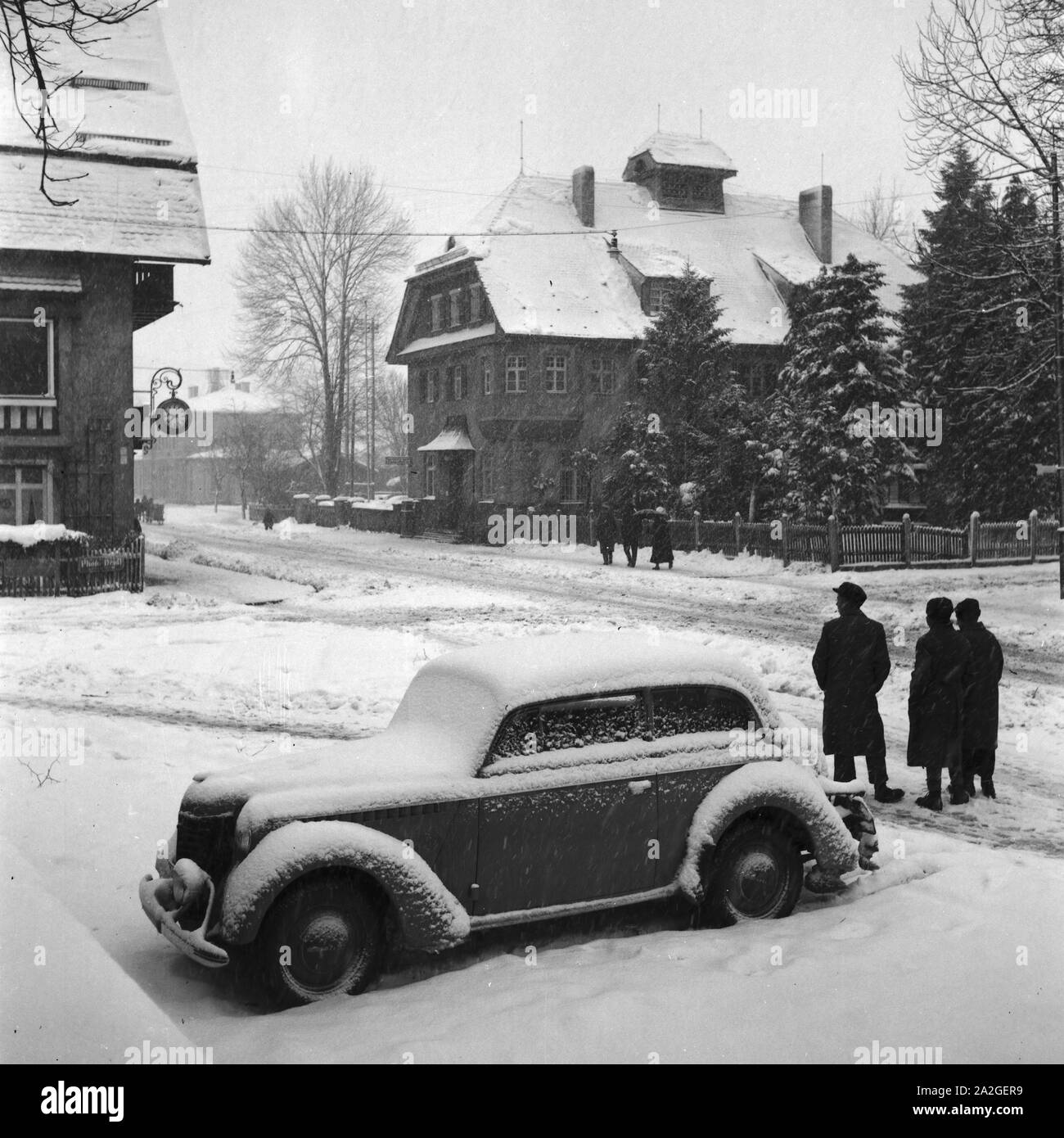 Unterwegs mit dem Opel Olympia, Deutschland 1930er Jahre. Auf der Straße in einen Opel Modell Olympia, Deutschland 1930 Stockfoto