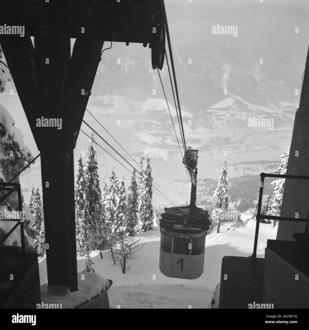 Unterwegs mit der Seilbahn, Deutschland 1930er Jahre. An der Seilbahn, Deutschland 1930. Stockfoto