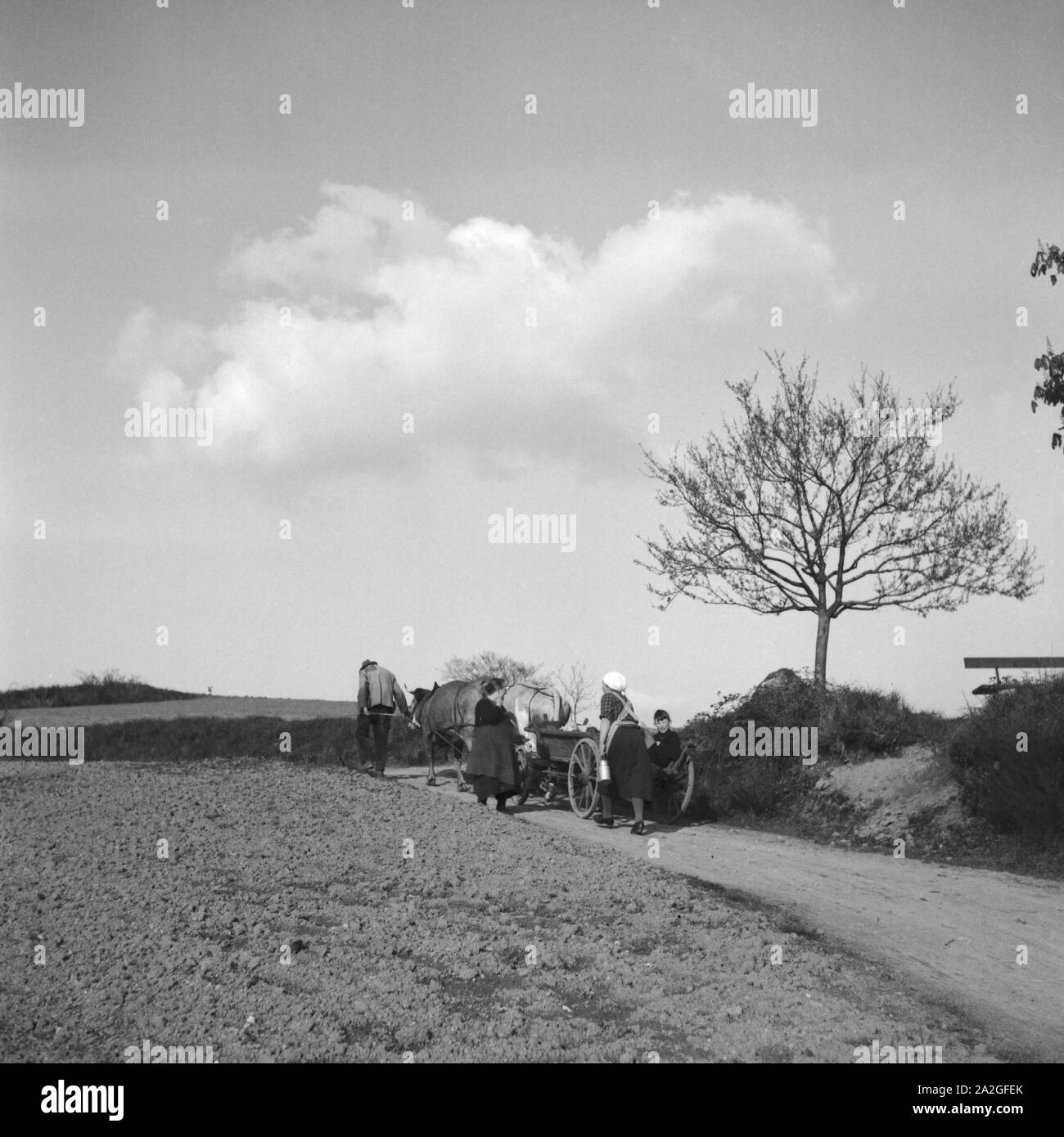 Nach der Arbeit Auf Dem Feld Zieht die Bauernfamilie Wieder Heimwärts, 1930er Jahre Deutschland. Nach der Arbeit auf ihrem Gebiet eine Bauernfamilie geht zurück nach Hause, Deutschland der 1930er Jahre. Stockfoto