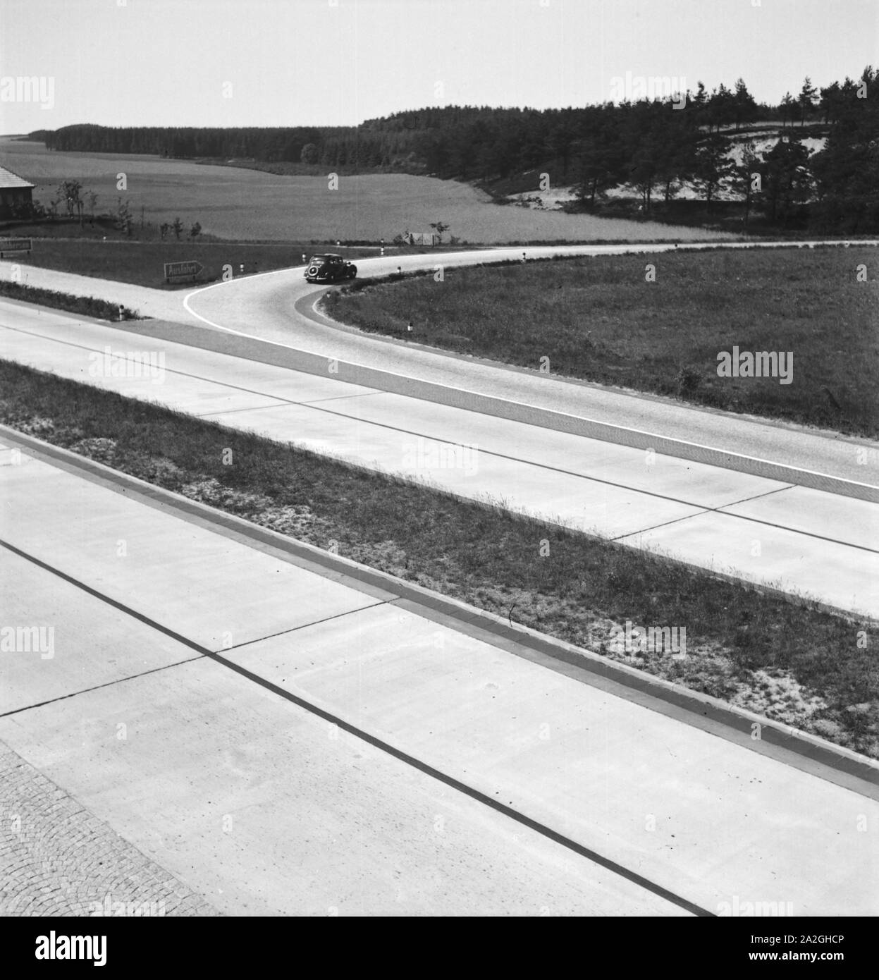 An der Reichsautobahn zwischen Bremen und Hamburg, Deutschland 1930er Jahre. Neben der Reichsautobahn Autobahn zwischen Bremen und Hamburg, Deutschland 1930. Stockfoto