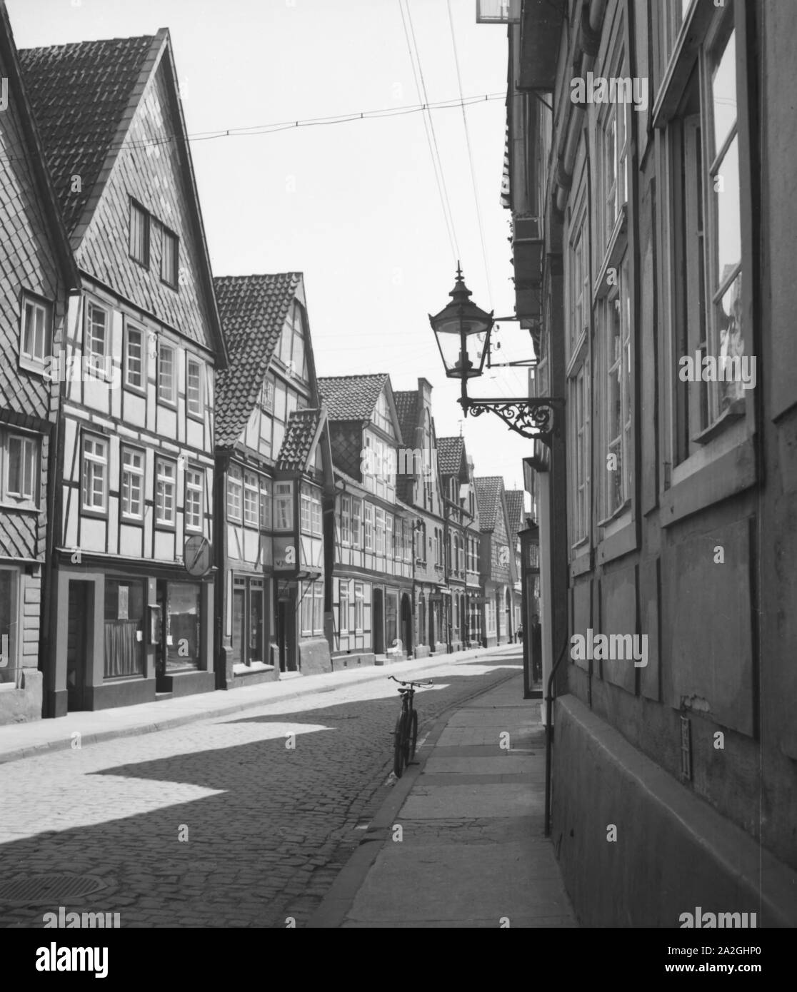 Straße mit Geschäften und Fachwerkhäusern in der Innenstadt von Rinteln an der Weser, Deutschland 1930er Jahre. Straße mit Geschäften und Fachwerkhäusern der Stadt Rinteln an der Weser, Deutschland 1930. Stockfoto