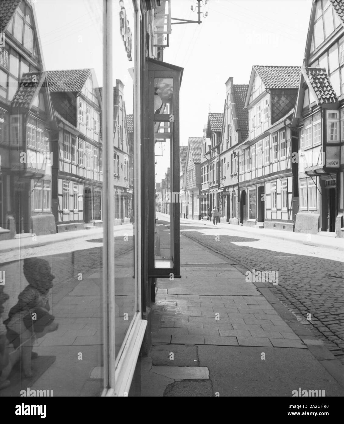 Straße mit Geschäften und Fachwerkhäusern in der Innenstadt von Rinteln an der Weser, Deutschland 1930er Jahre. Straße mit Geschäften und Fachwerkhäusern der Stadt Rinteln an der Weser, Deutschland 1930. Stockfoto