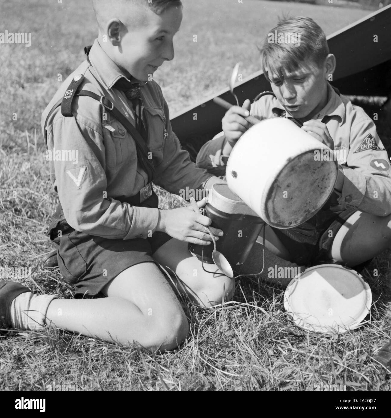 Zwei Hitlerjungen im Zeltlager beim Essen, Deutschland 30er Jahre. Zwei Hitler Jugend zu Mittag essen, Deutschland 1930. Stockfoto