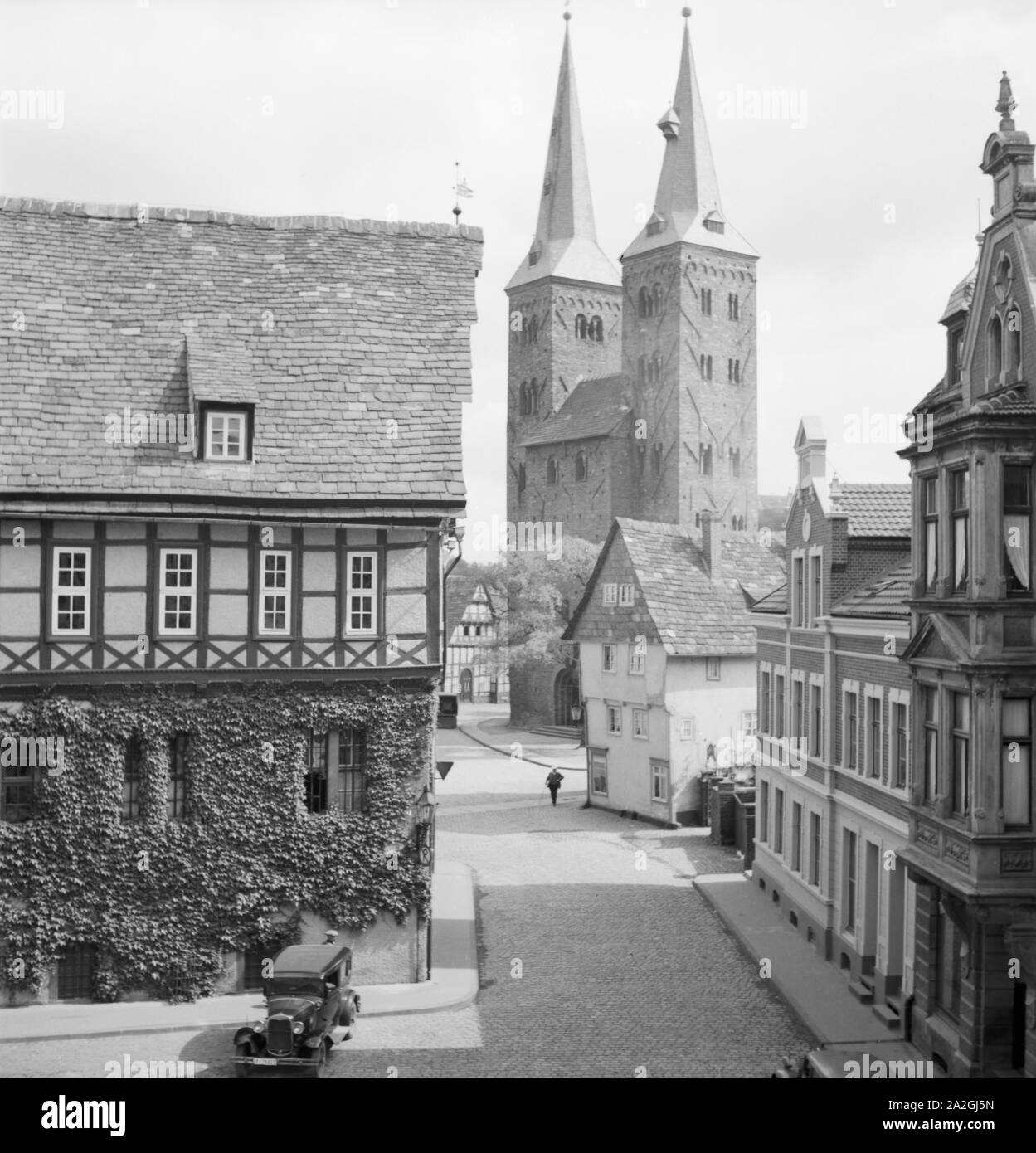 Blick auf Fachwerkhäuser und die evangelische St. Kiliani Kirche in Höxter, Deutschland 1930er Jahre. Blick auf die Fachwerkhäuser und die evangelische St. Kiliani Kirche in Höxter, Deutschland 1930. Stockfoto