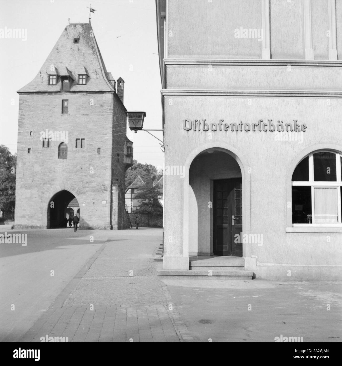 Das Osthofenstor mit der Osthofentorschänke in Soest in Westfalen, Deutschland 1930er Osthofentor City Gate mit osthofentor Inn in die Stadt Soest in Westfalen, Deutschland 1930. Stockfoto