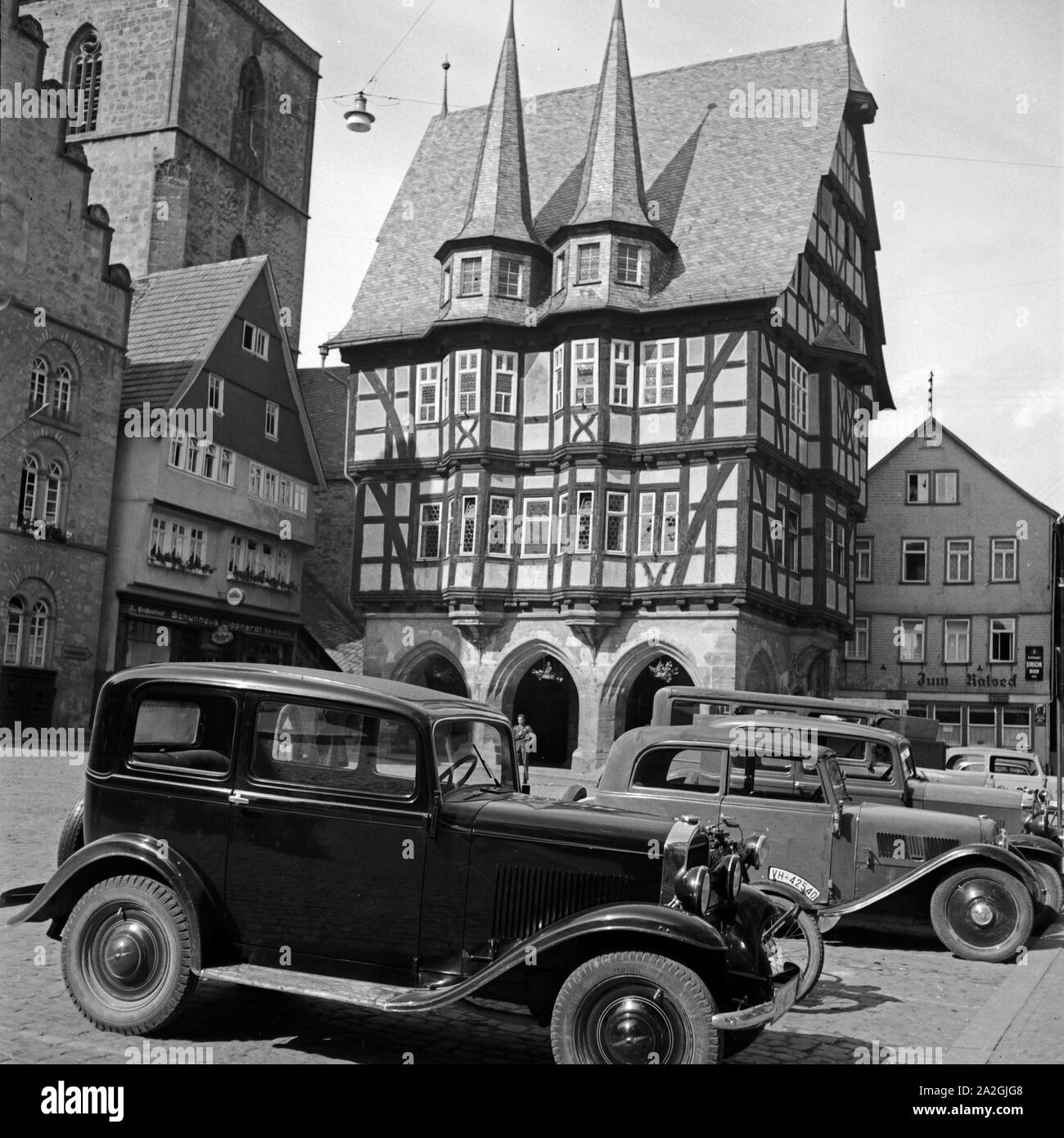 Autos parken auf dem Hauptmarkt vor dem Rathaus in Alsfeld in Hessen, Deutschland 1930er Jahre. Pkw Parkplätze am Marktplatz vor dem Rathaus von Alsfeld in Hessen, Deutschland 1930. Stockfoto