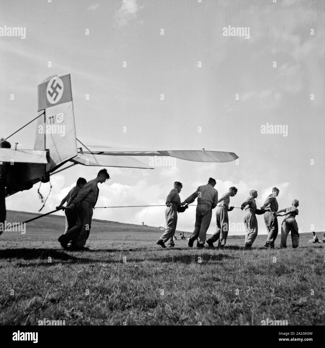 Hitlerjungen Bei der Ausbildung Auf der Reichssegelflugschule Wasserkuppe Bei Fulda, Deutschland, 1930er Jahre. Hitler Jugend ausgebildet die Reichssegelflugschule für Gleitflug zur Wasserkuppe in der Nähe von Fulda, Deutschland der 1930er Jahre. Stockfoto