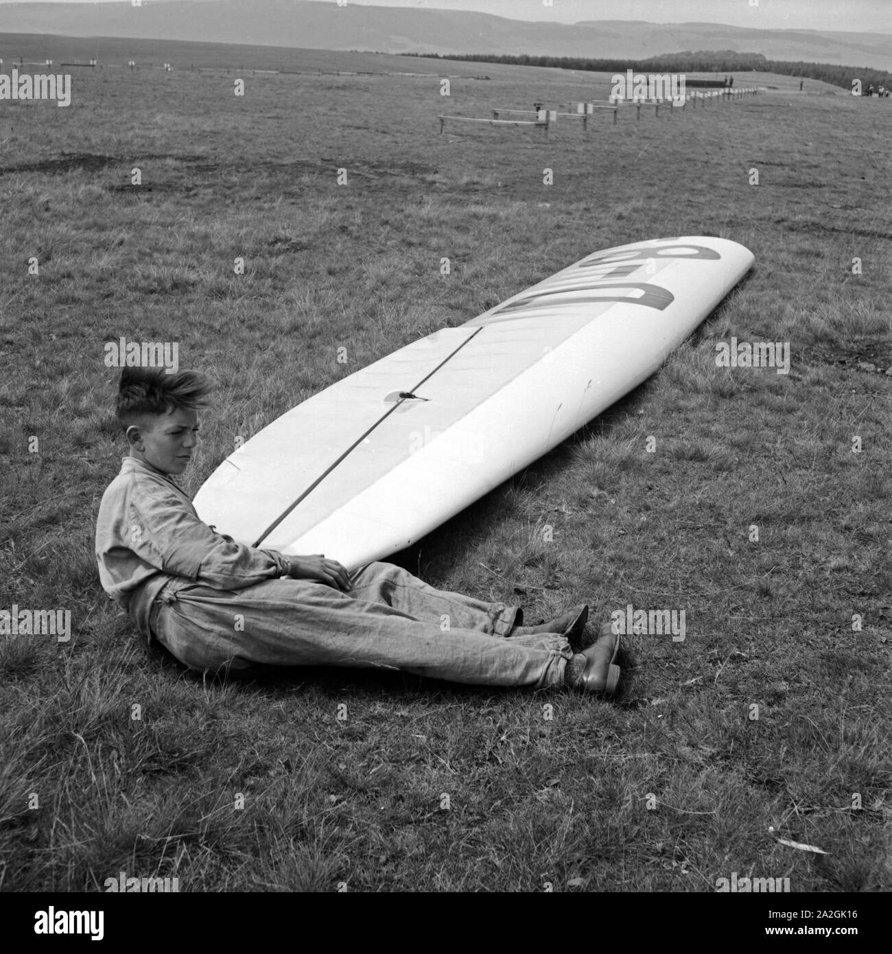 Hitlerjunge mit einem Flugzeugflügel bei der Ausbildung auf der Reichssegelflugschule Wasserkuppe bei Fulda, Deutschland 1930er Jahre. Hitler Jugend mit einer Ebene gleiten Wing an der Reichssegelflugschule für gleitflug an der Wasserkuppe in der Nähe von Fulda, Deutschland, 1930er Jahre ausgebildet werden. Stockfoto