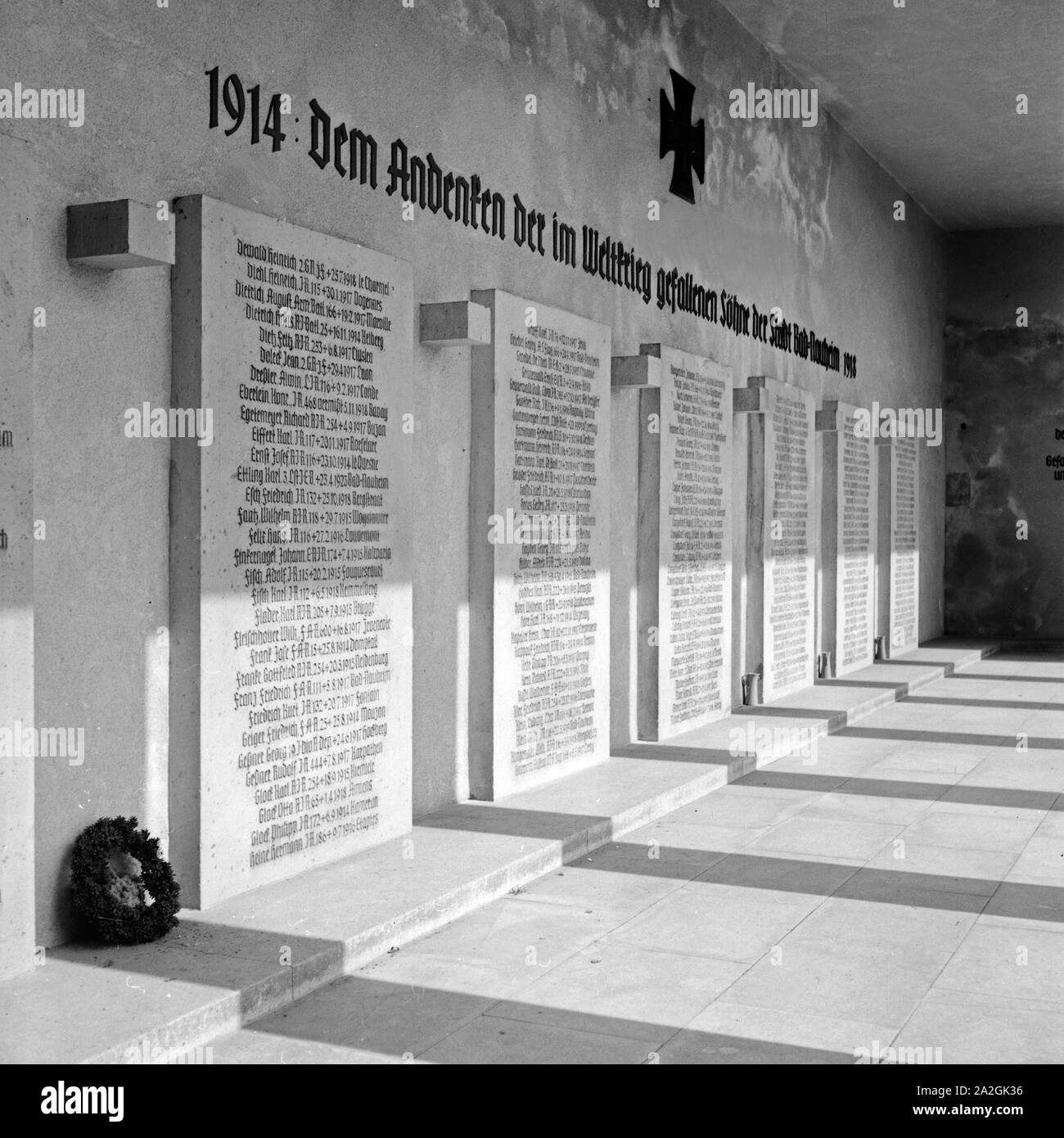 Namensplatten im Ehrenmal 'Dem deutschen Soldaten "für die Gefallenen des Ersten Weltkriegs, Deutschland 1930er Jahre. Namensschilder am Denkmal für die gefallenen Soldaten des Ersten Weltkriegs in Bad Nauheim, Deutschland 1930. Stockfoto