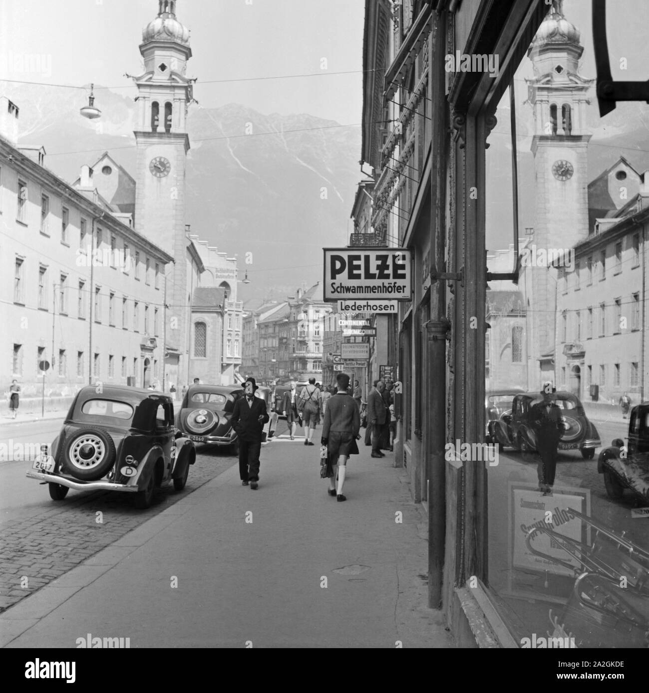Sterben Sie Legible Maria-Theresien-Straße in Innsbruck in Österreich, Deutschland, 1930er Jahre. Maria-Theresien-Straße-Straße in Innsbruck in Österreich, Deutschland der 1930er Jahre beschäftigt. Stockfoto