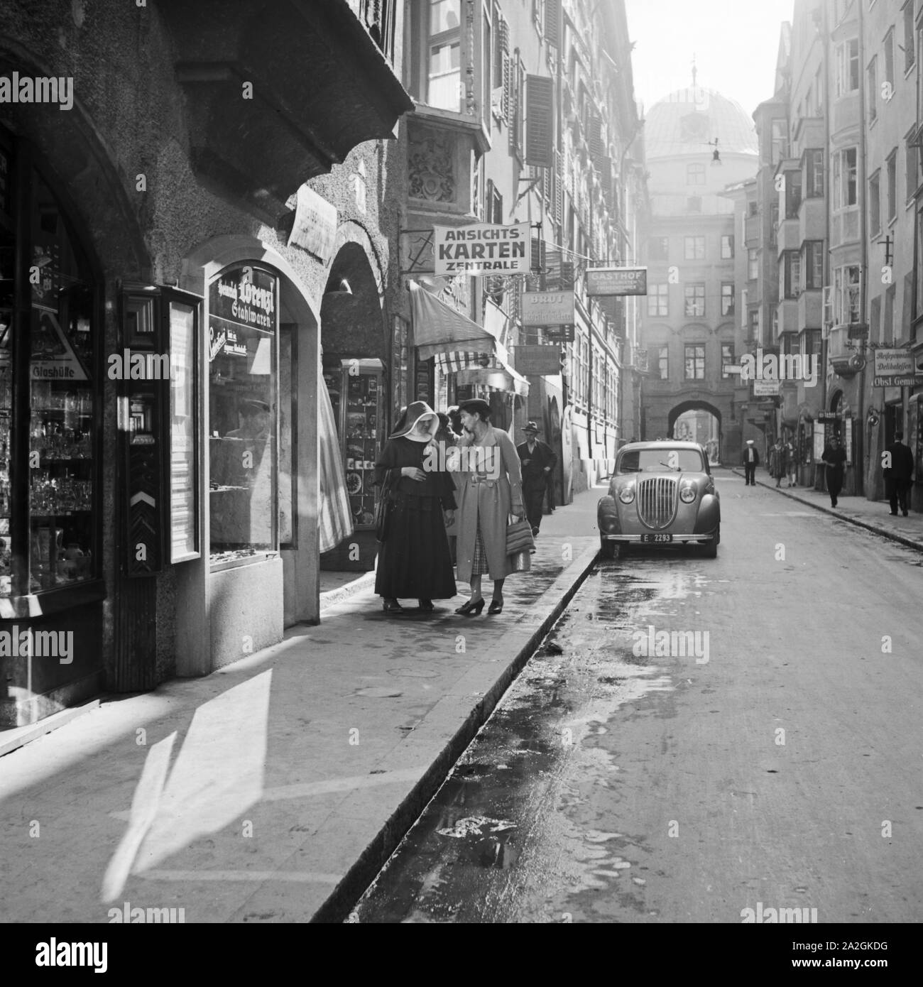 Geschäftsstrasse in der Innenstadt von Innsbruck in Österreich, Deutschland, 1930er Jahre. Viel befahrenen Straße in der Stadt Innsbruck in Österreich, Deutschland 1930. Stockfoto