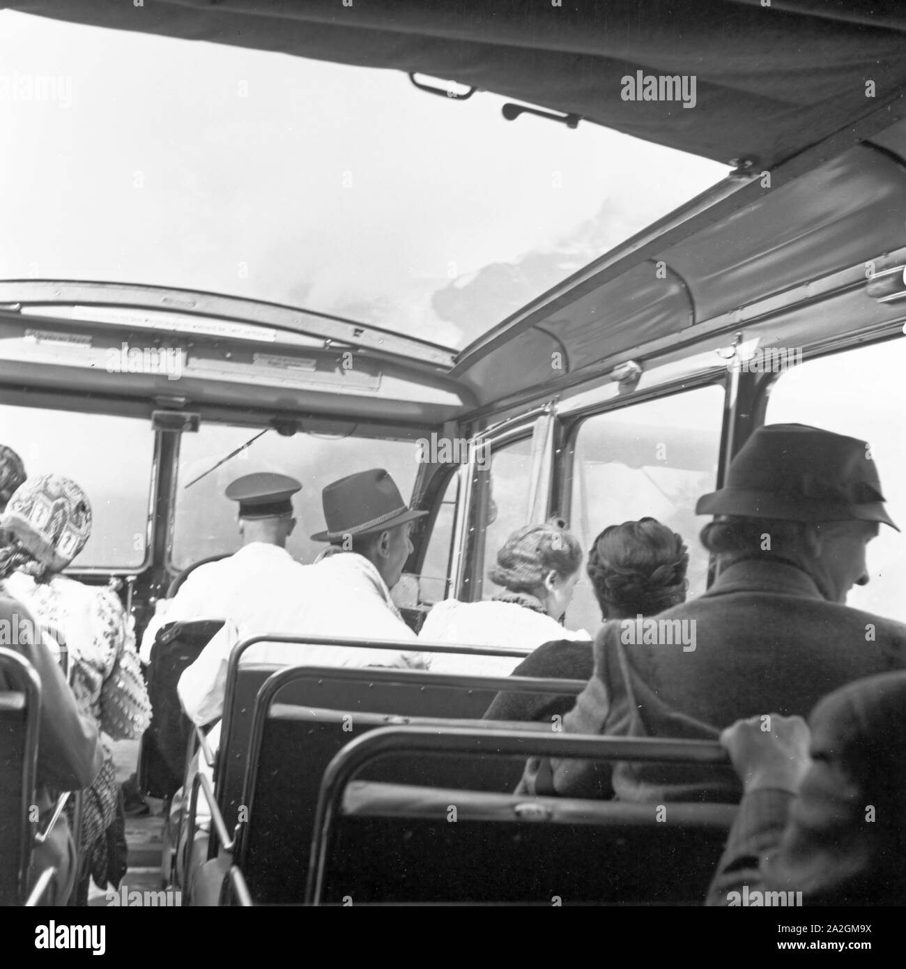 Im Reisebus Auf der Glocknerstrasse, 1930er Jahre Deutschland. In der Coach an der Glocknerstraße, Deutschland der 1930er Jahre. Stockfoto