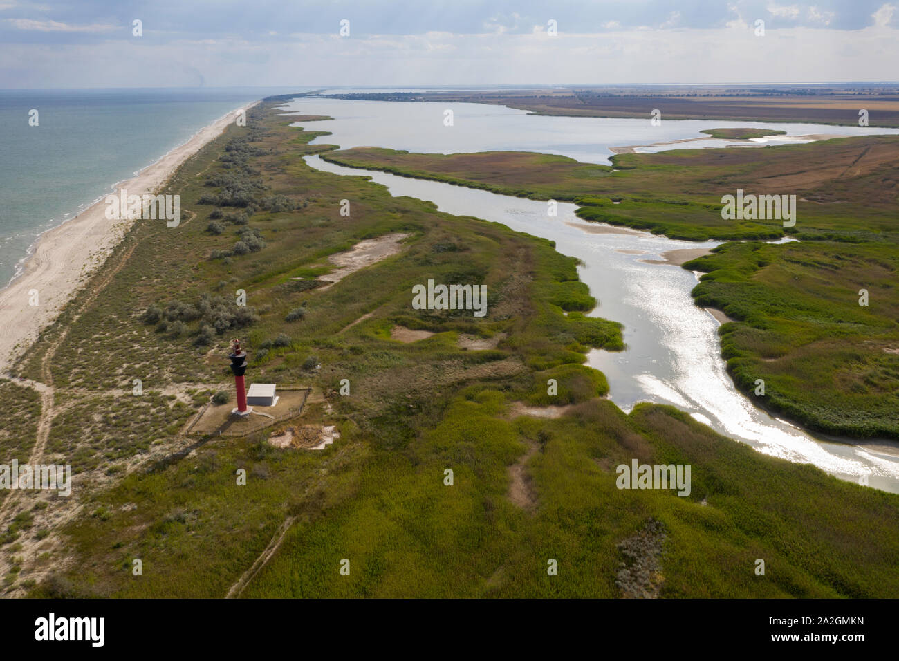 Ein Leuchtturm auf einem Strand von Tuzly Lagunen, Ukraine Stockfoto