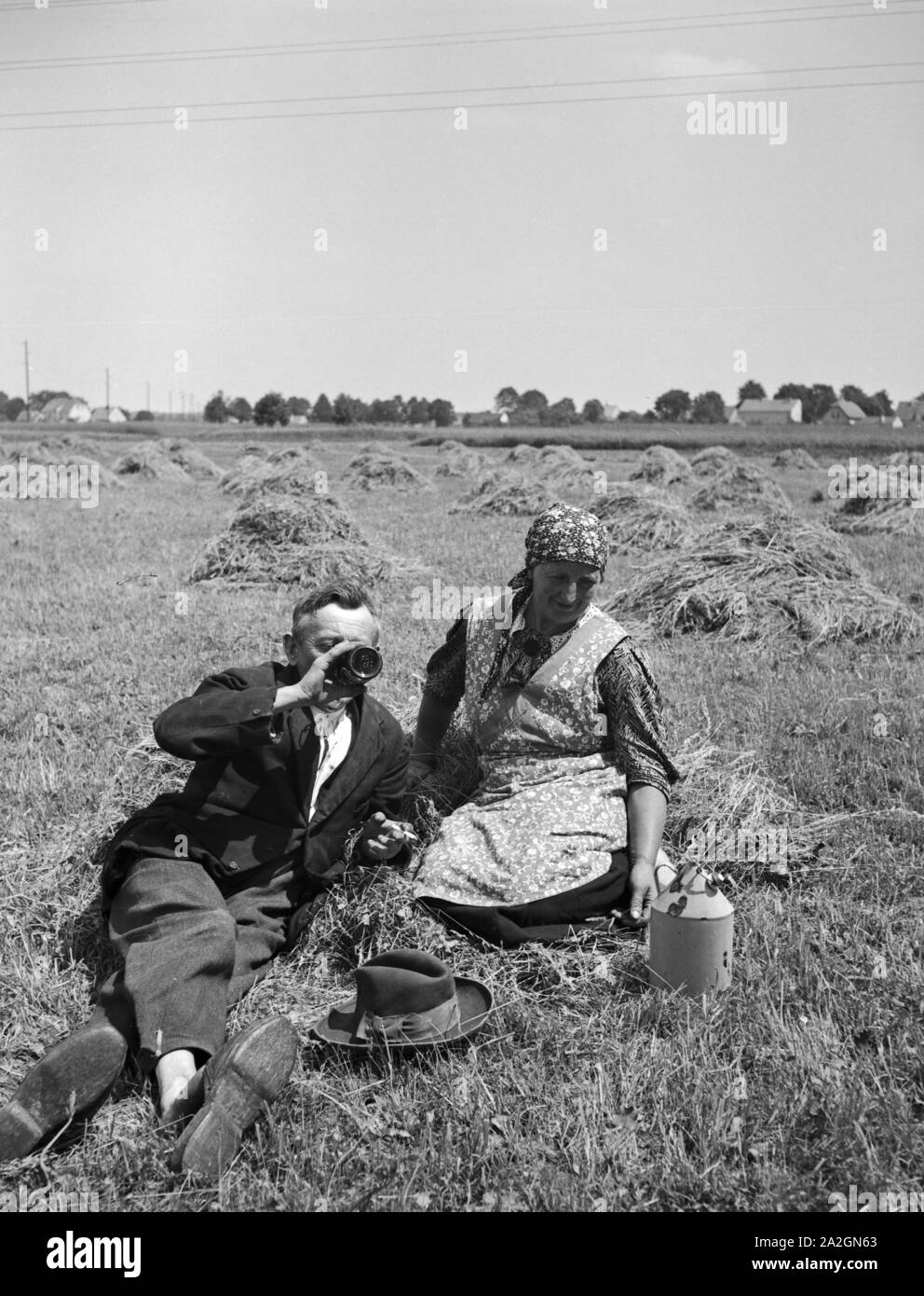 Junge Leute Arbeitnehmer Auf Einer Malversuche Und Machen Ein Picknick, 1930er Jahre Deutschland. Peopel ruht aus Wandern und Picknicken, Deutschland der 1930er Jahre. Stockfoto