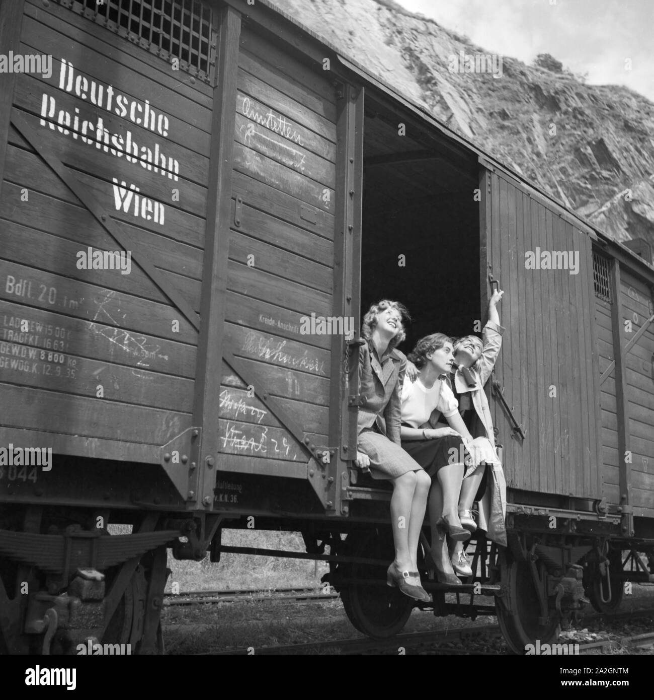 Drei Junge Frauen in Einem Güterwagen in Einem Zug Nach Amstetten in Österreich, Deutschland, 1930er Jahre. Drei junge Frau in einem Fracht-Waggon eines Zuges nach Amstetten in Österreich, Deutschland der 1930er Jahre. Stockfoto