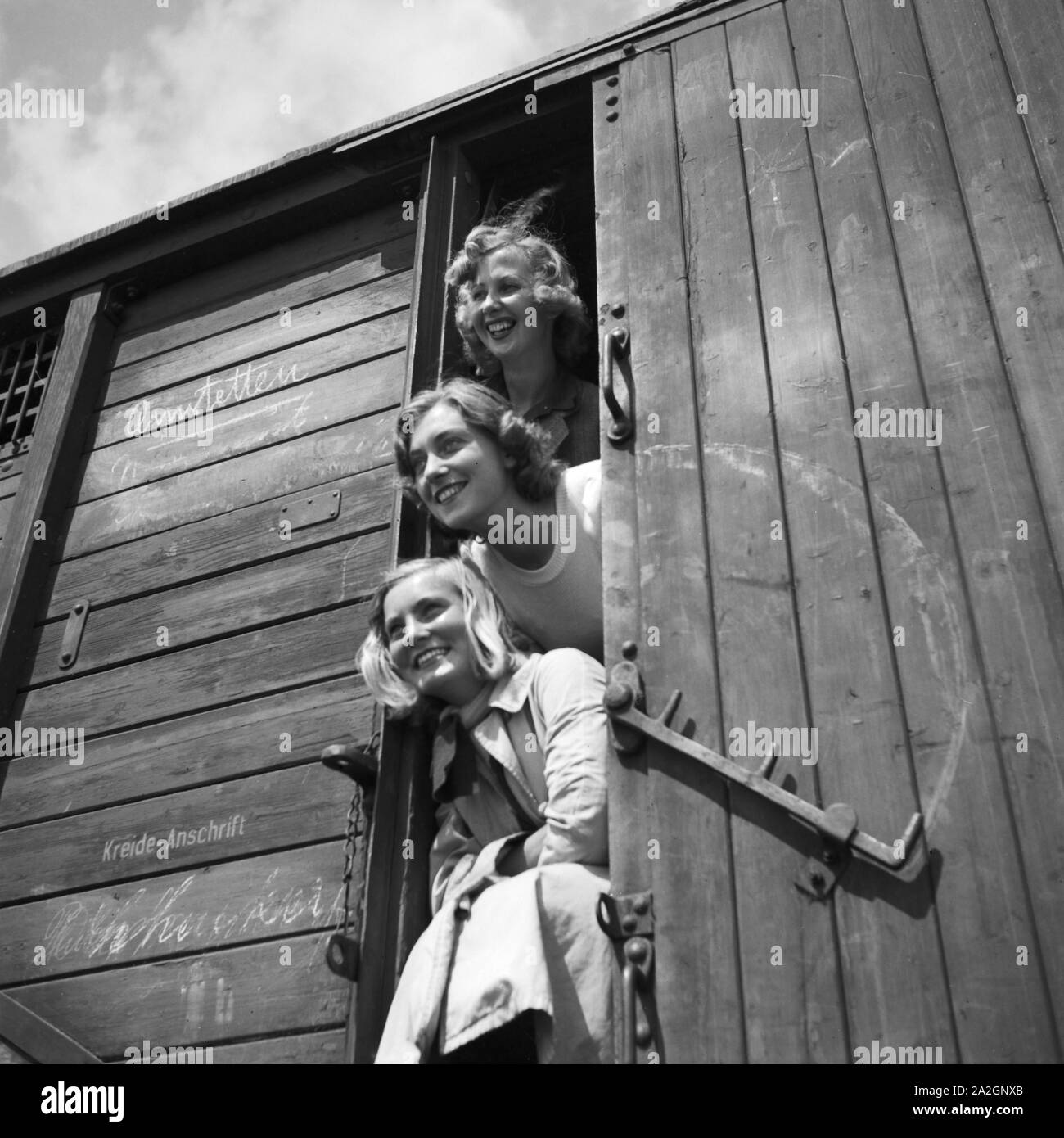 Drei Junge Frauen in Einem Güterwagen in Einem Zug Nach Amstetten in Österreich, Deutschland, 1930er Jahre. Drei junge Frau in einem Fracht-Waggon eines Zuges nach Amstetten in Österreich, Deutschland der 1930er Jahre. Stockfoto