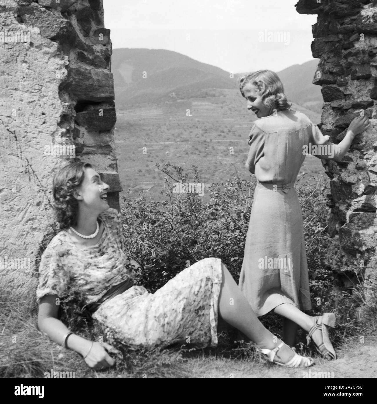 Zwei junge Frauen ein einer Burgruine in der Wachau in Österreich, Deutschland, 1930er Jahre. Zwei junge Frauen auf die Überreste einer Burg in der Wachau in Österreich, Deutschland 1930. Stockfoto