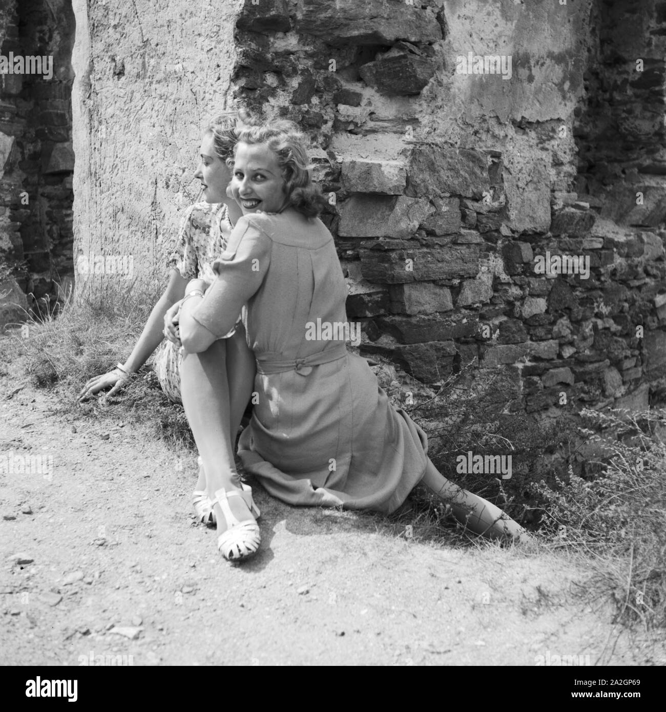 Zwei junge Frauen ein einer Burgruine in der Wachau in Österreich, Deutschland, 1930er Jahre. Zwei junge Frauen auf die Überreste einer Burg in der Wachau in Österreich, Deutschland 1930. Stockfoto