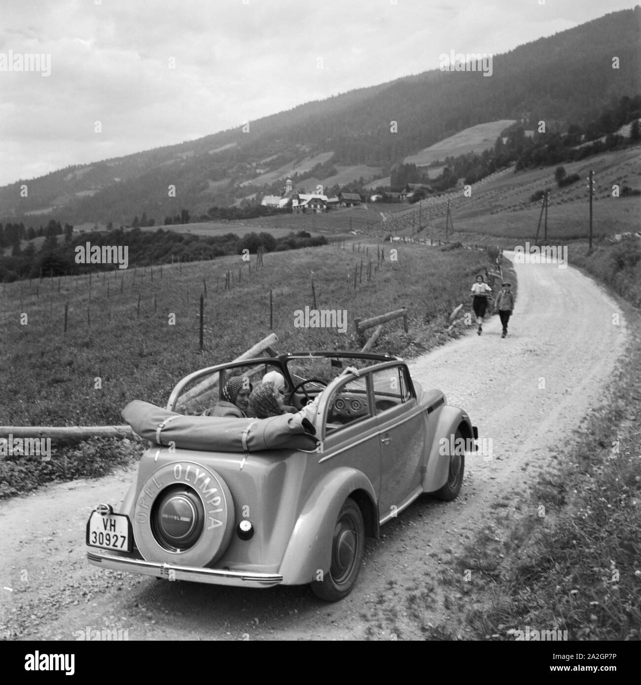 Mit Dem Opel Olympia Unterwegs in der Wachau in Österreich, Deutschland, 1930er Jahre. Auf der Straße mit einem Opel Modell Olympia im Bereich Wachau in Österreich, Deutschland der 1930er Jahre. Stockfoto
