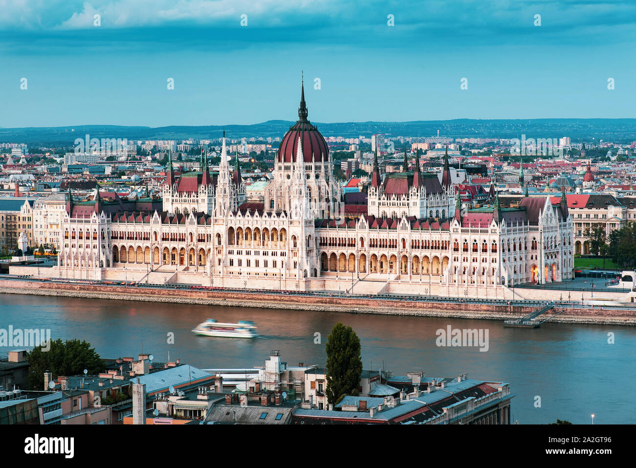 Auf Sehenswürdigkeit des ungarischen Parlaments in Budapest kaufen die Donau bei Sonnenuntergang Stockfoto