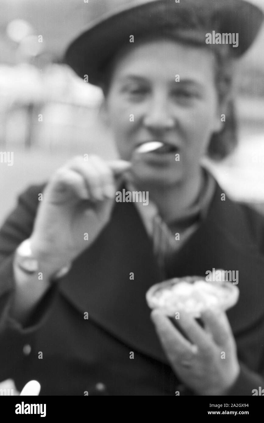 Ein Nachmittag bei Kaffee und Kuchen in Karlsbad, Deutsches Reich 30er Jahre. Ein Nachmittag mit Kaffee und Kuchen in Karlsbad, Deutschland 1930. Stockfoto