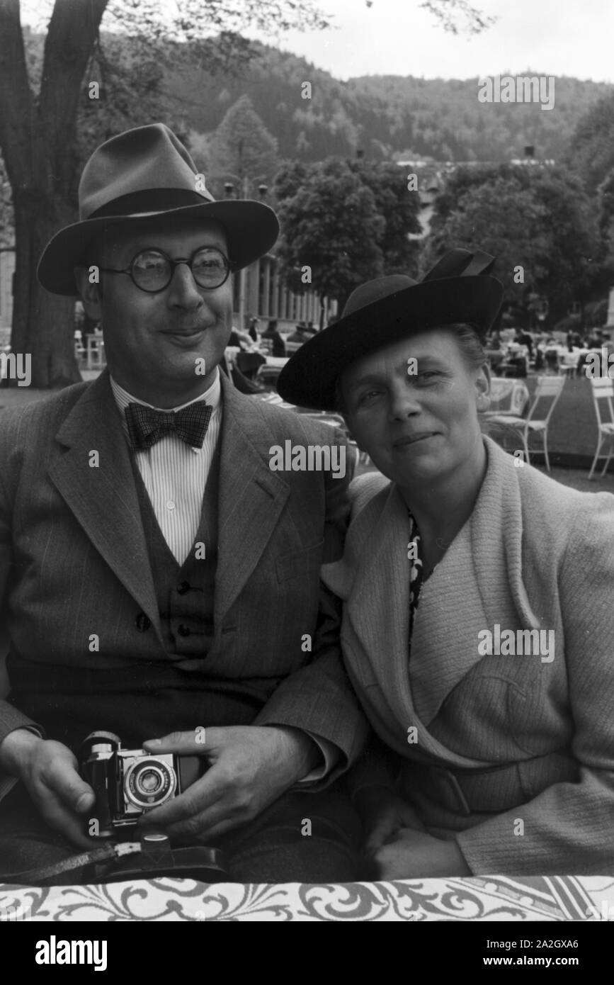 Ein Nachmittag bei Kaffee und Kuchen in Karlsbad, Deutsches Reich 30er Jahre. Ein Nachmittag mit Kaffee und Kuchen in Karlsbad, Deutschland 1930. Stockfoto