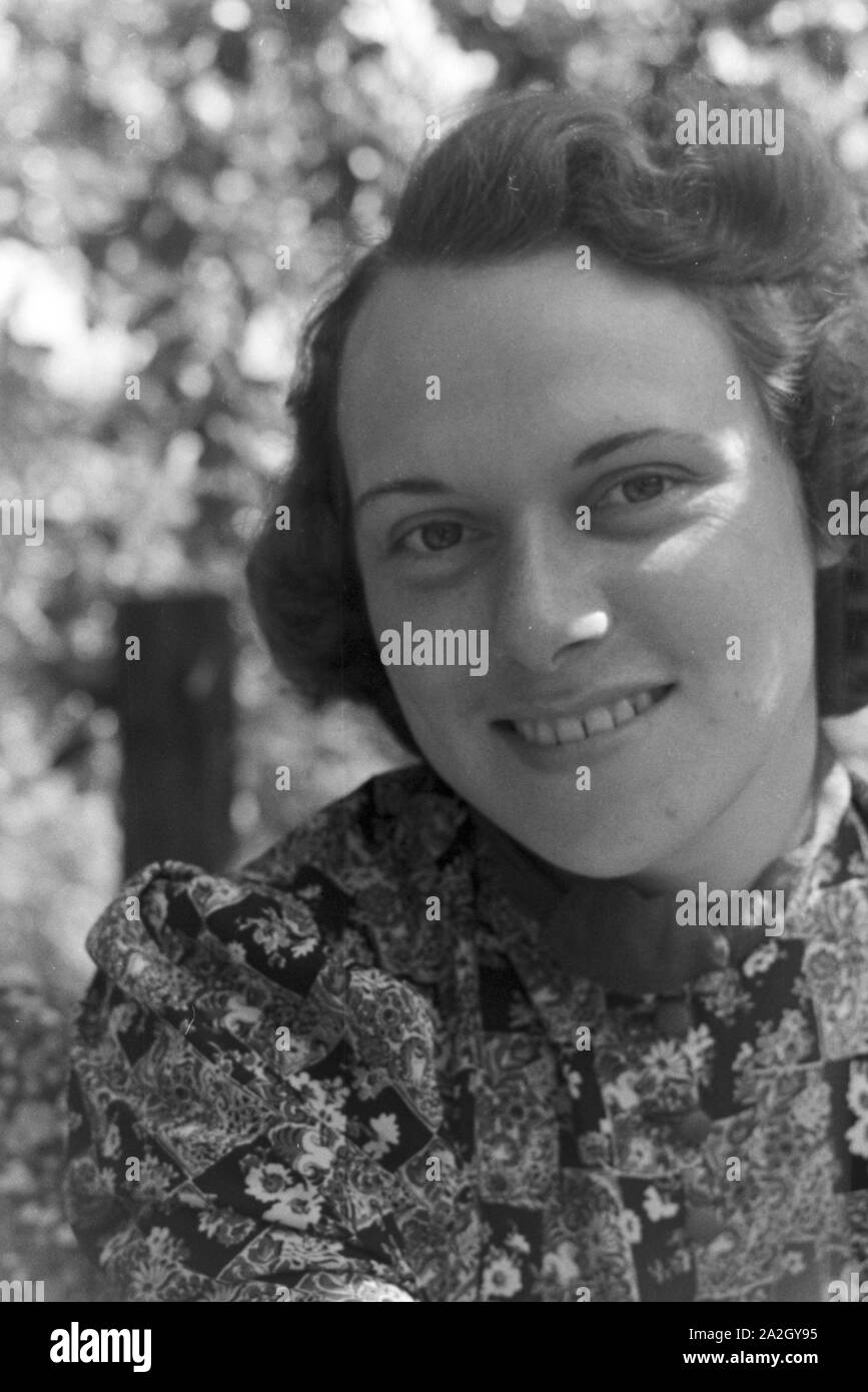 Porträt einer jungen Frau in Karlsbad, Deutsches Reich 30er Jahre. Porträt einer jungen Frau in Karlsbad, Deutschland 1930. Stockfoto