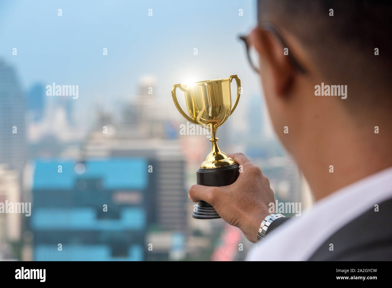 Betonte Geschäftsmann mit Kopf in den Händen in seinem Büro Stockfoto