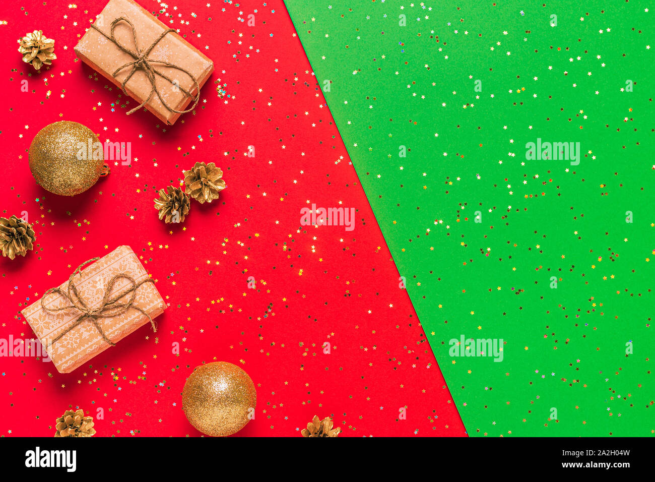Weihnachten Zusammensetzung auf einem roten, einem grünen Hintergrund. Flach, Ansicht von oben, kopieren Raum Stockfoto