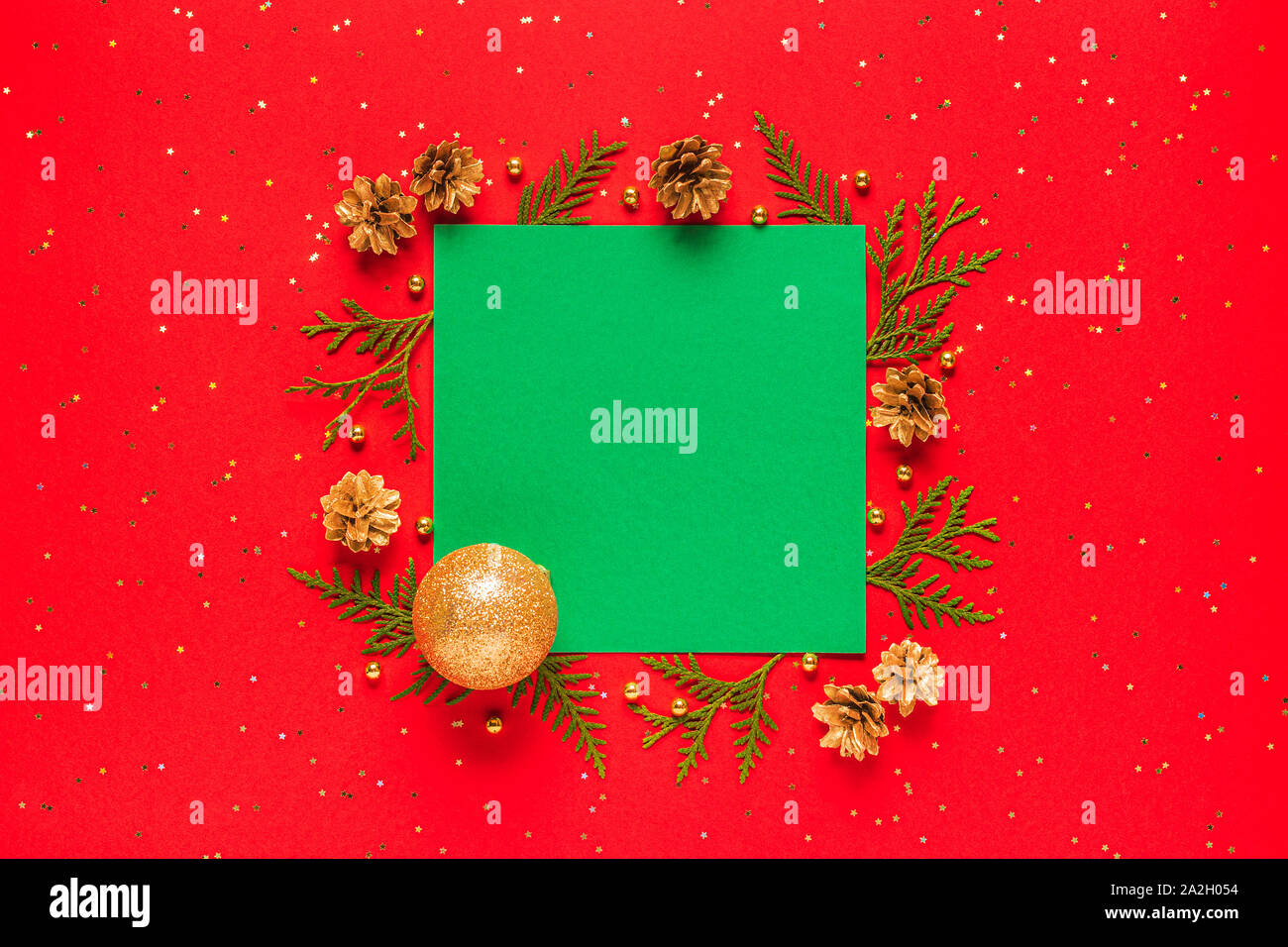 Weihnachten Zusammensetzung auf einem roten Hintergrund. Flach, Ansicht von oben, mockup. Stockfoto