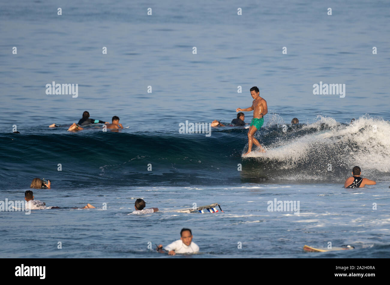 Ein Surfer surft eine Welle auf der Nase von einem LONGBOARD an der berühmten Cloud9, Surf, Siargao, Philippinen Stockfoto