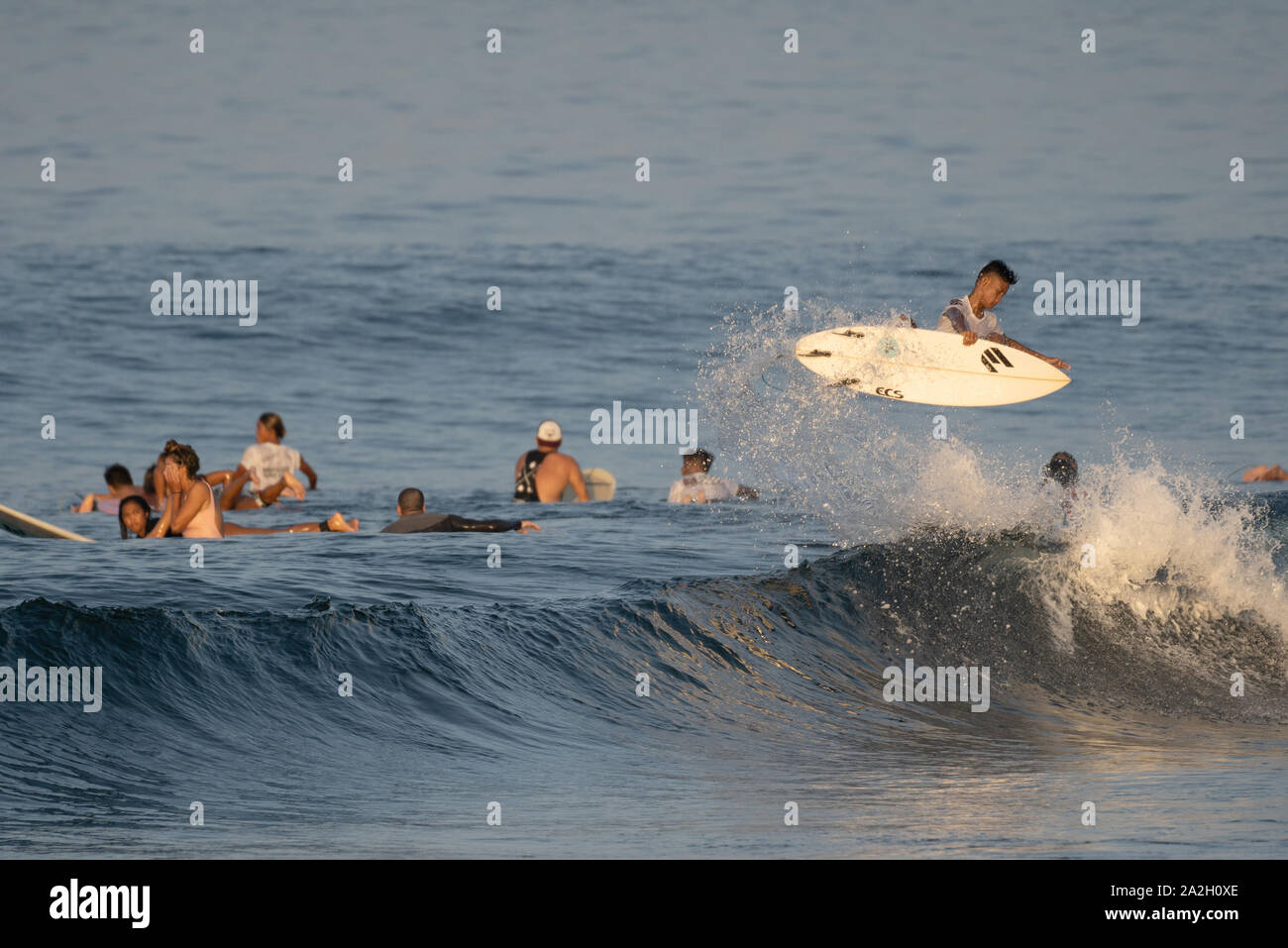 Wird ein Surfer in Tröpfchenform mit seinem Surfbrett an der berühmten Cloud 9 Brandung zerschlagen, Siargao, Philippinen, Stockfoto
