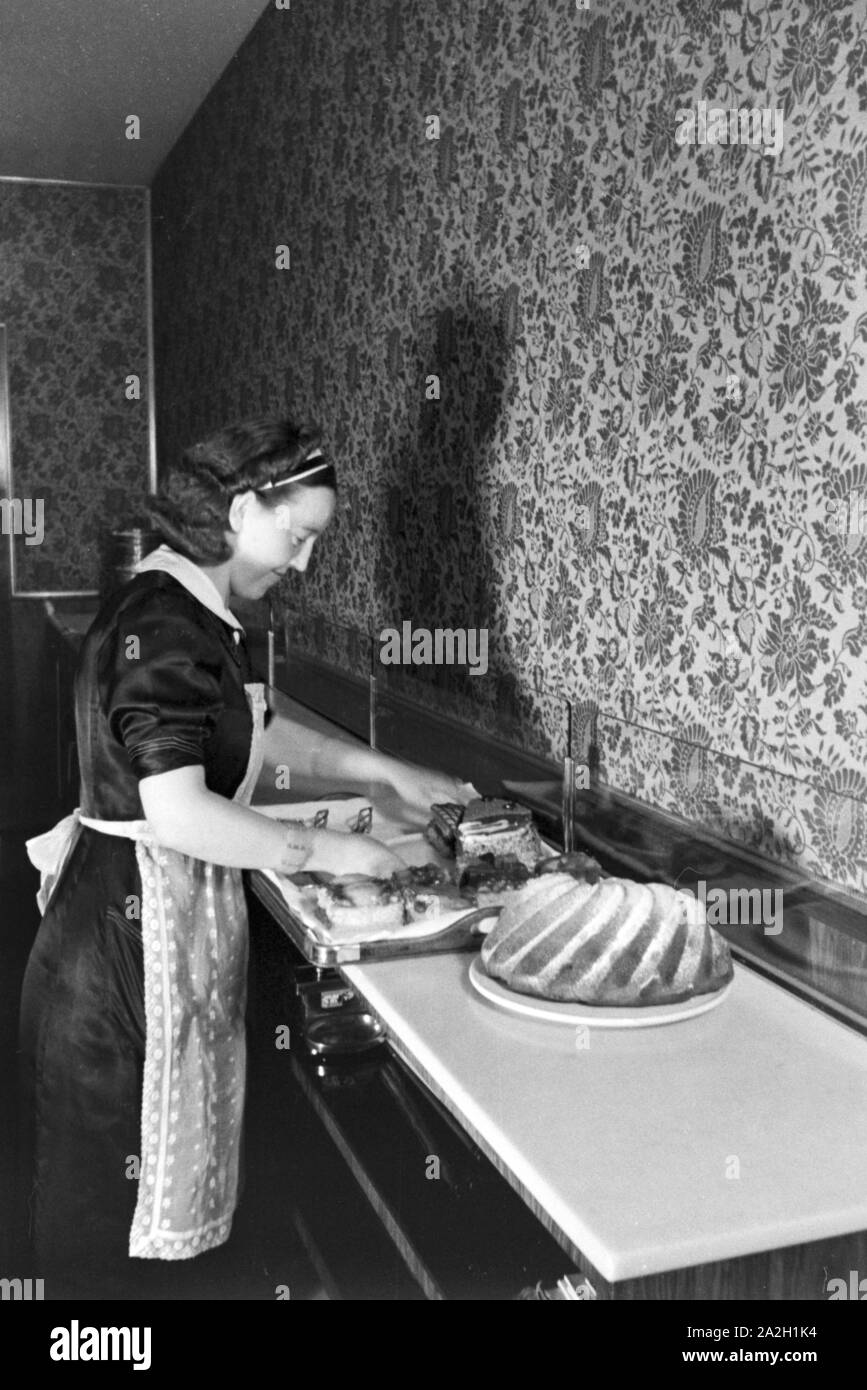 Alltag in einem Wiener Kaffeehaus, Deutsches Reich 30er Jahre. Alltag in einem Wiener Kaffeehaus, Deutschland 1930. Stockfoto