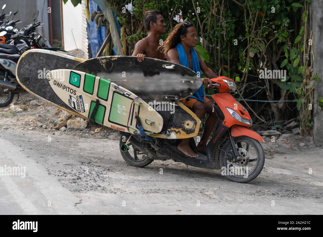 Ein Motorrad angepasst Surfboards in der Nähe der Wolke 9, Siargao, Philippinen durchführen Stockfoto