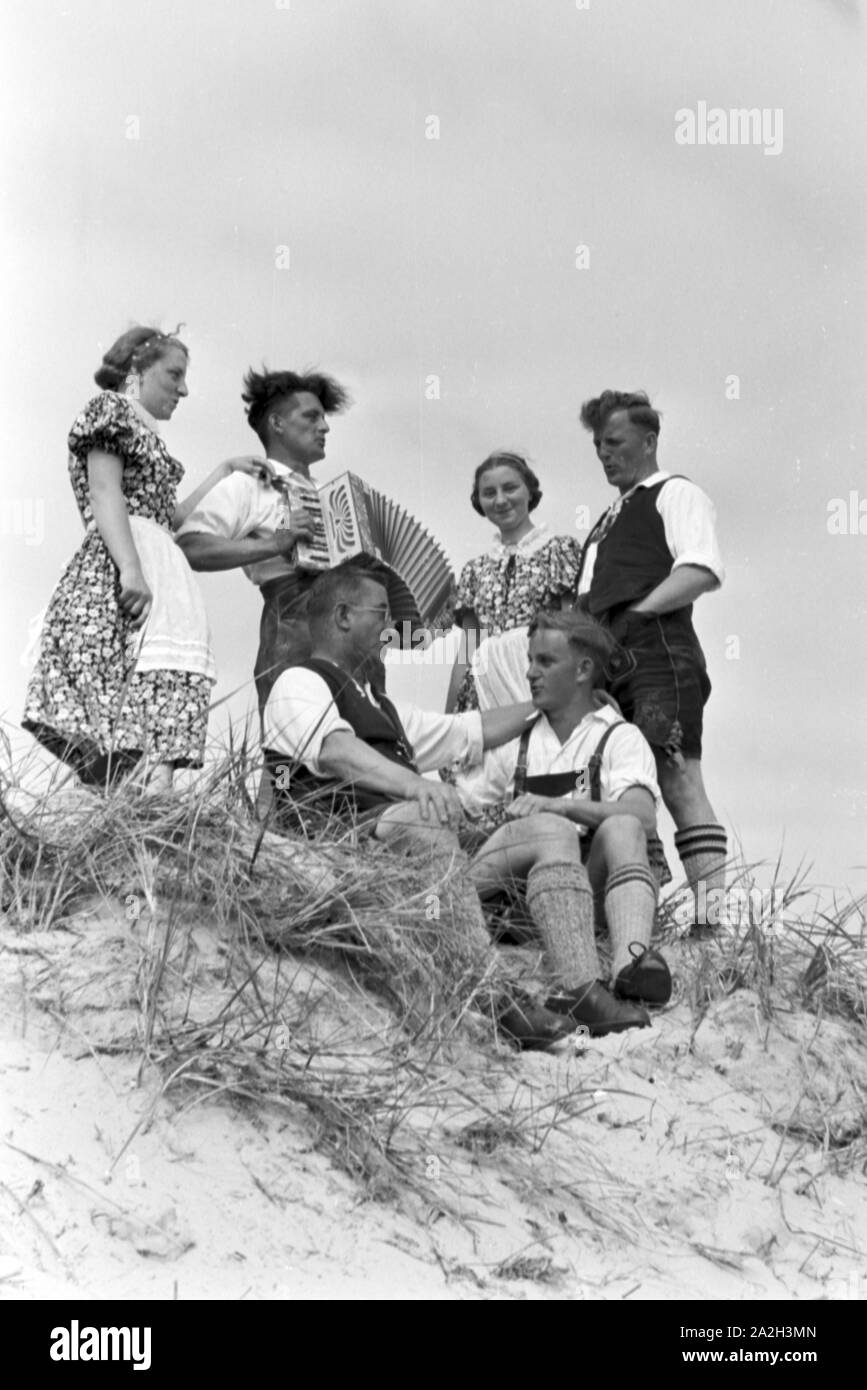 Sommerferien auf der Nordseeinsel Borkum, Deutsches Reich 30er Jahre. Sommer Urlaub auf der Nordseeinsel Borkum, Deutschland 1930. Stockfoto