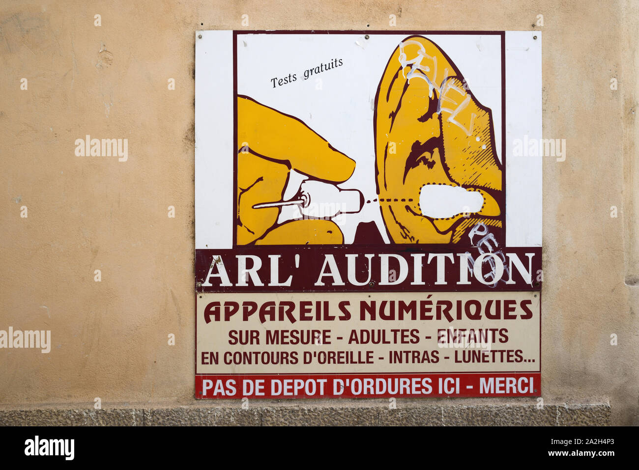 Stilisierte Wandgemälde von Hörgerät, Werbespot, Werbung oder Öffentlichkeitsarbeit Arles Provence Frankreich Stockfoto