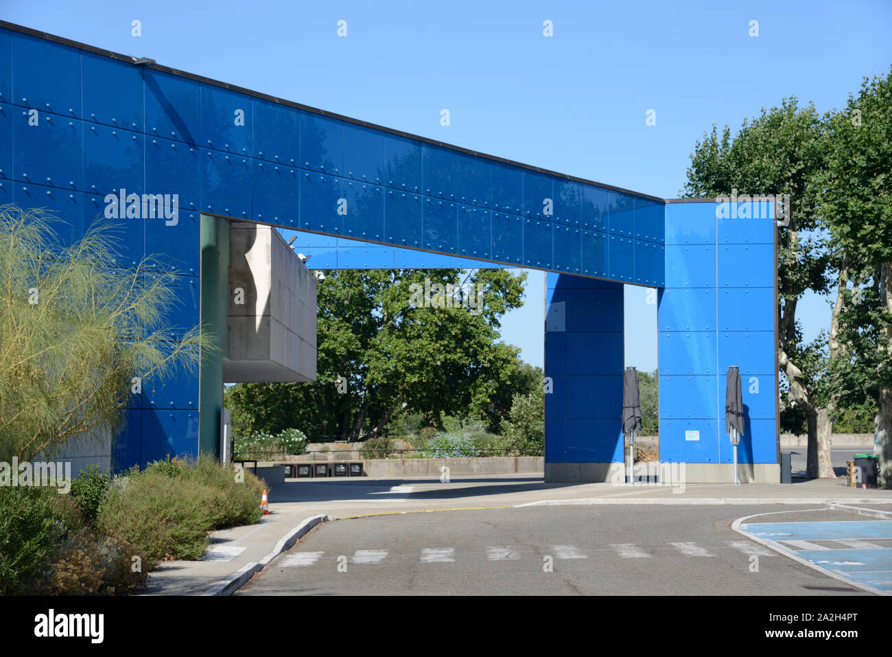 Eingang des Musée de l'Arles Antique, ein archäologisches Museum (1995), entworfen von Henri Ciriani, Arles Provence Frankreich Stockfoto