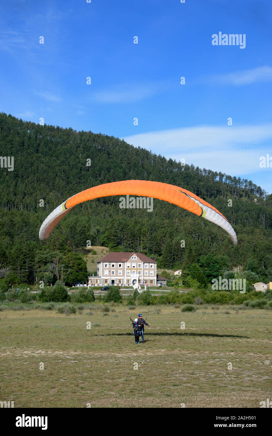 Hängegleiter Landung in Saint-André-les-Alpes, mit historischen Hotel im Hintergrund, im Regionalen Naturpark Verdon Alpes-de-Haute-Provence Provence Frankreich Stockfoto