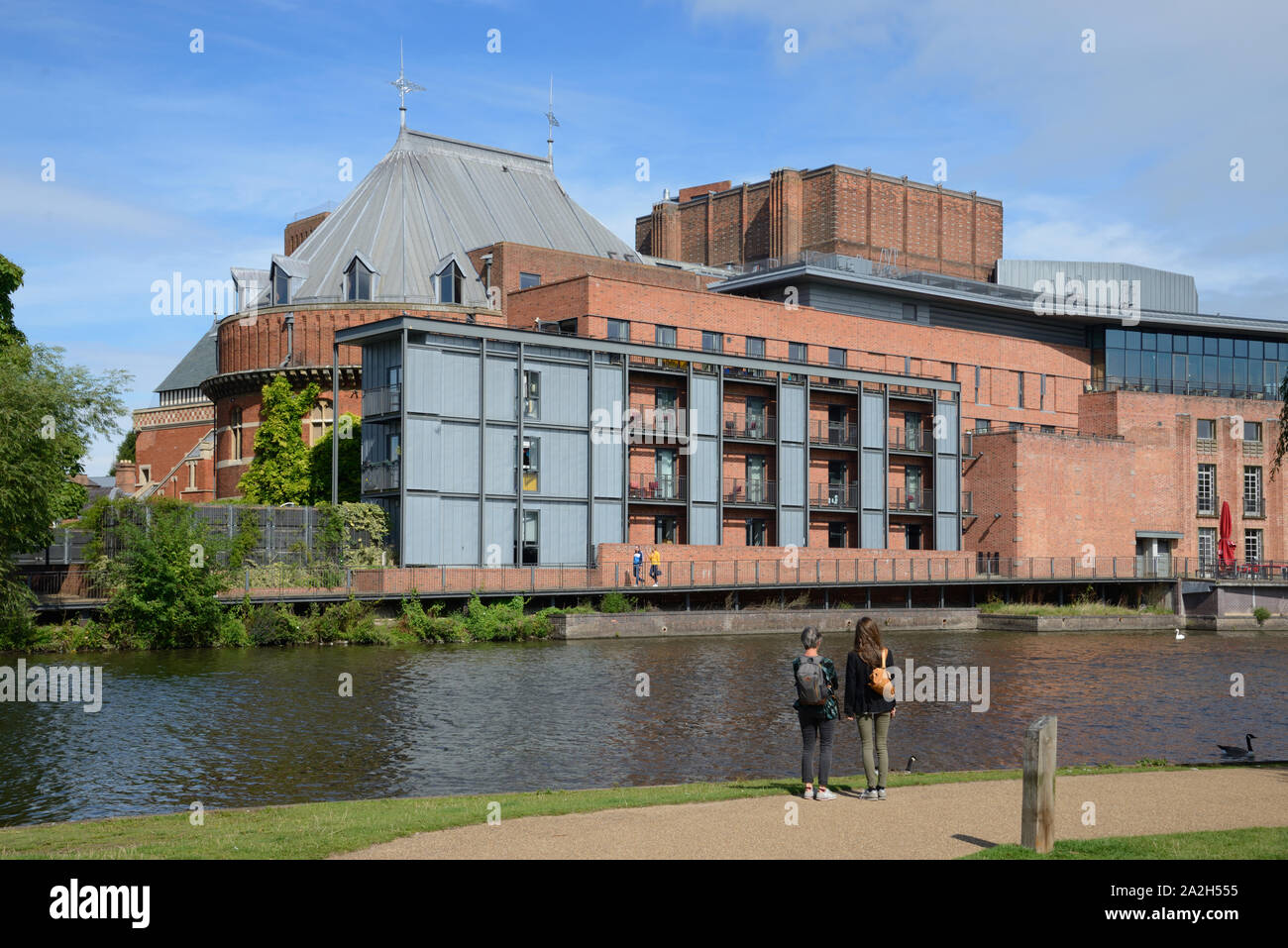 Zwei weibliche Touristen, Mutter & Tochter, bewundern Sie das Royal Shakespeare Theatre am Ufer des Flusses Avon Stratford-upon-Avon Stockfoto