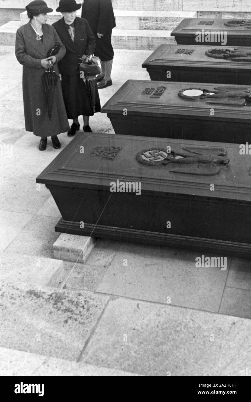 Pilger an den Sarkophagen der Kämpfer nahe des Braunen Hauses in München, Deutschland 1930er Jahre. Pilhrims an den Gräbern der Feldherrnhalle Putsch in der Nähe von "Braunes Haus" Nazi parry Hauptsitz ast München, Deutschland 1930. Stockfoto