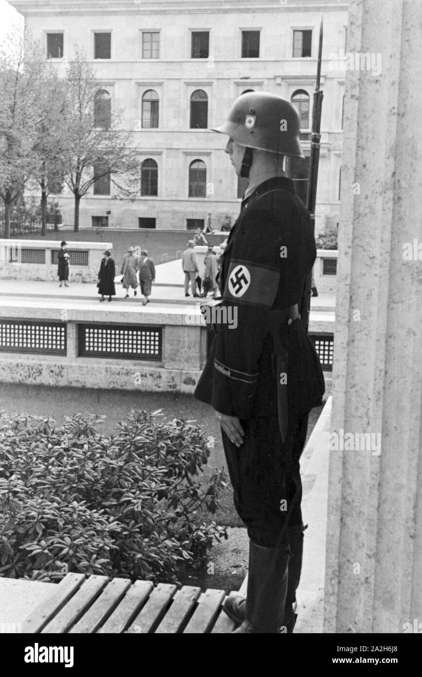 Ehrenwache bei der Gedenkstätte am Braunen Haus in München, Deutschland 1930er Jahre. Guard am Denkmal in der Nähe des "Braunes Haus" Nsdap-Zentrale in München, Deutschland 1930. Stockfoto