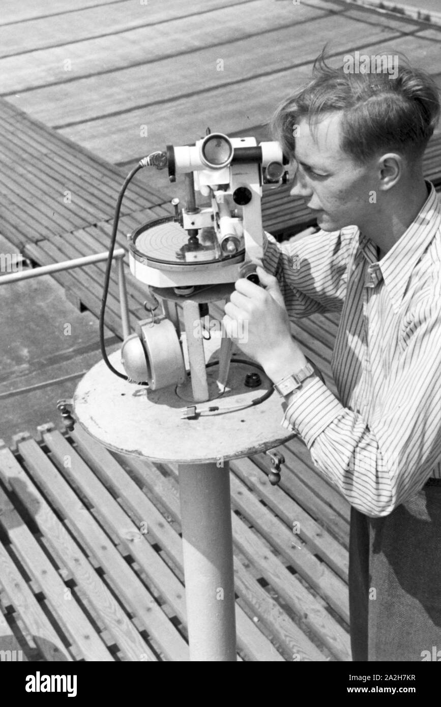 Mitarbeiter der Wetterdienststelle beim Justieren von Messgeräten, Deutschland 1930er Jahre. Mitarbeiter eines meteorologischen Büro kalibrieren Analyzer, Deutschland 1930. Stockfoto