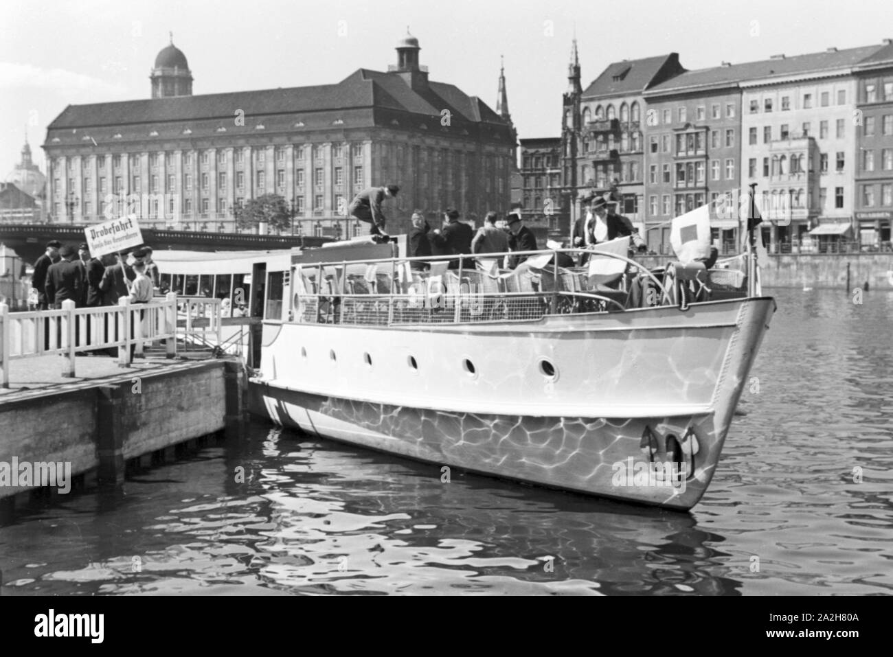 Dampfbootbetrieb mit dem Hansa-Generator, Deutschland 1930er Jahre. Betrieb einer Dampf schiff mit Gas Hansa Generatoren, Deutschland 1930. Stockfoto